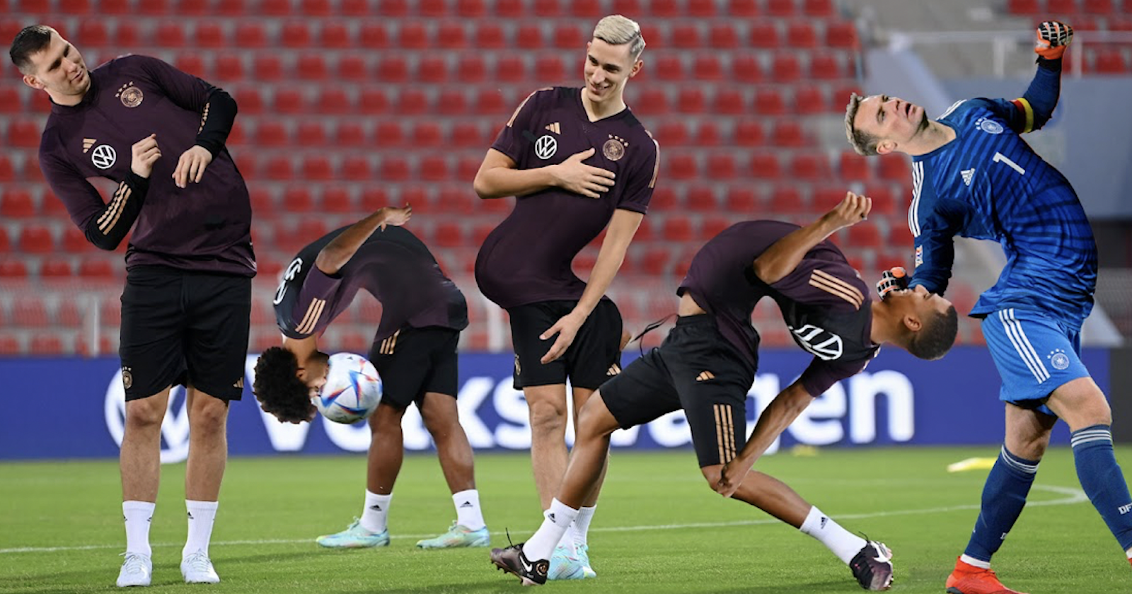 Fotomontage, Fussballer am Platz in starken Verrenkungen