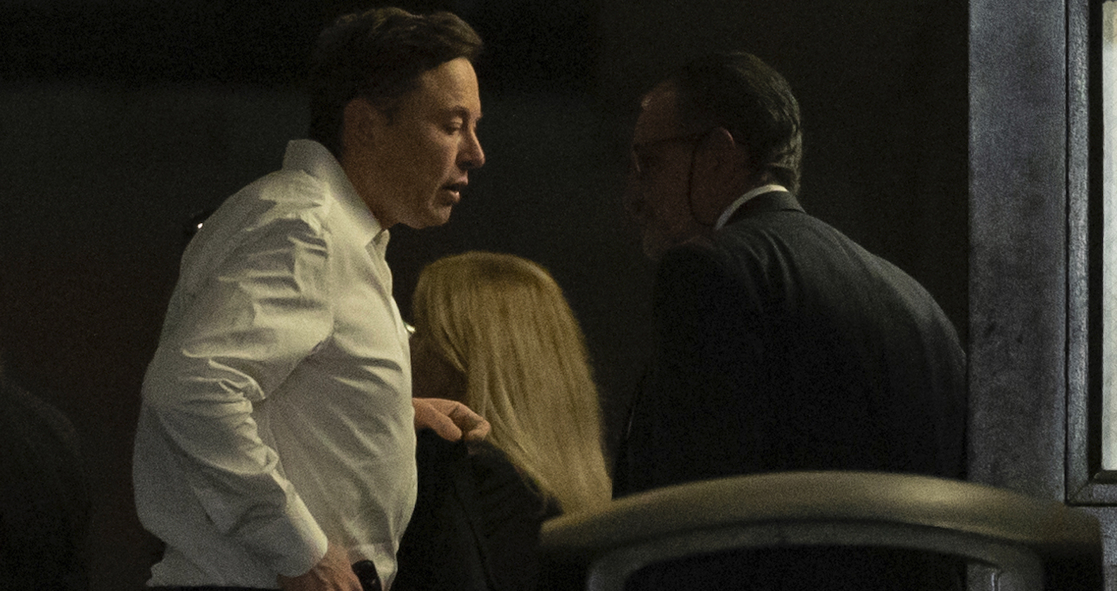 Paparazzi Shot vor einem Konferenzcenter