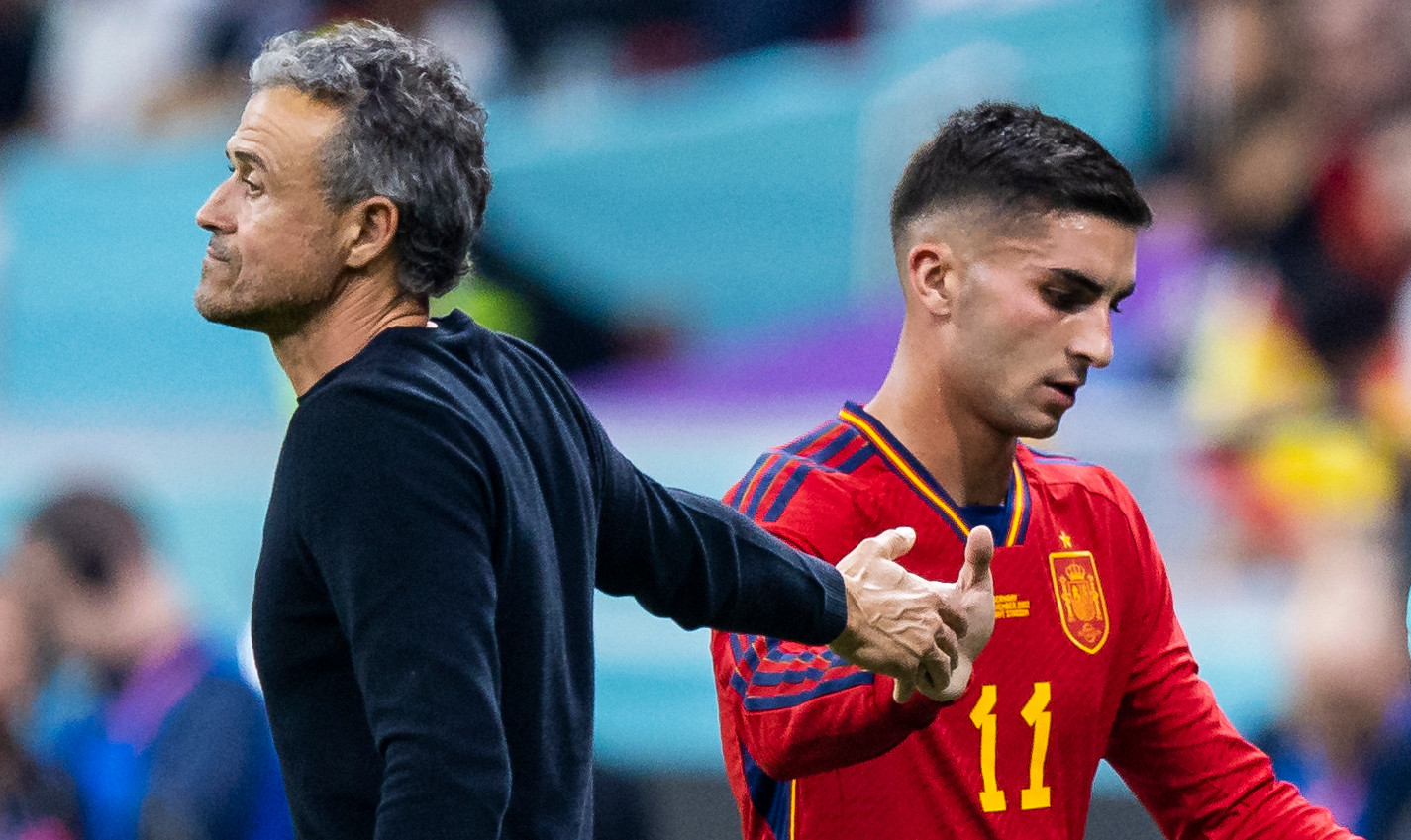 Luis Enrique und Ferran Torres klatschen nach der Auswechslung ein.