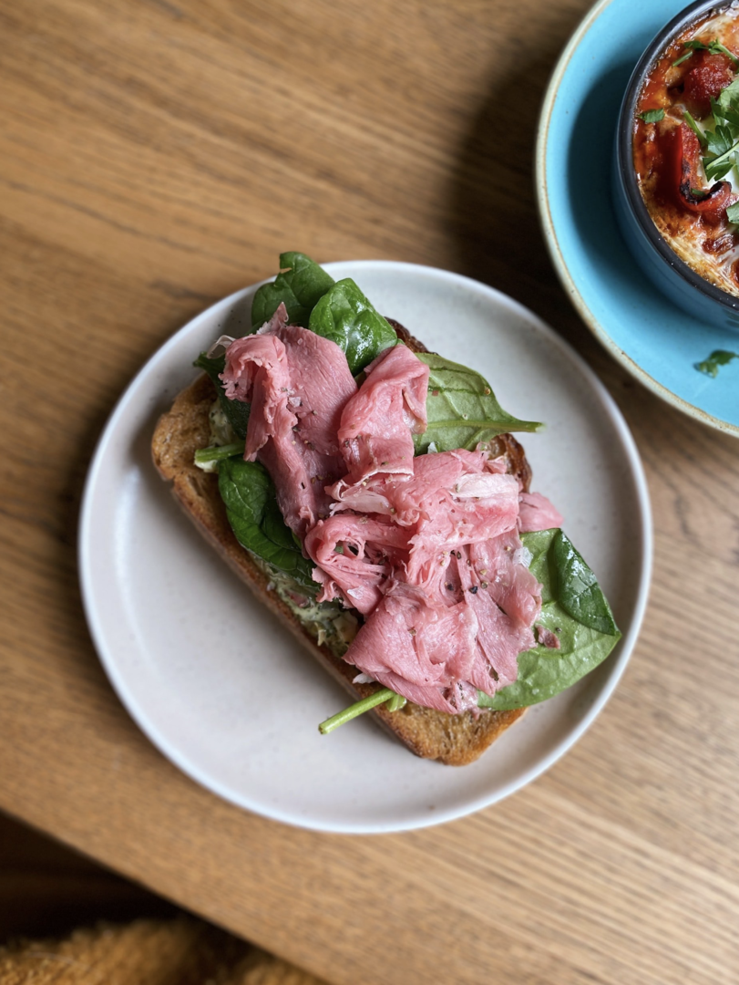 Geschmackvoll zubereitetes Roastbeef-Brot.