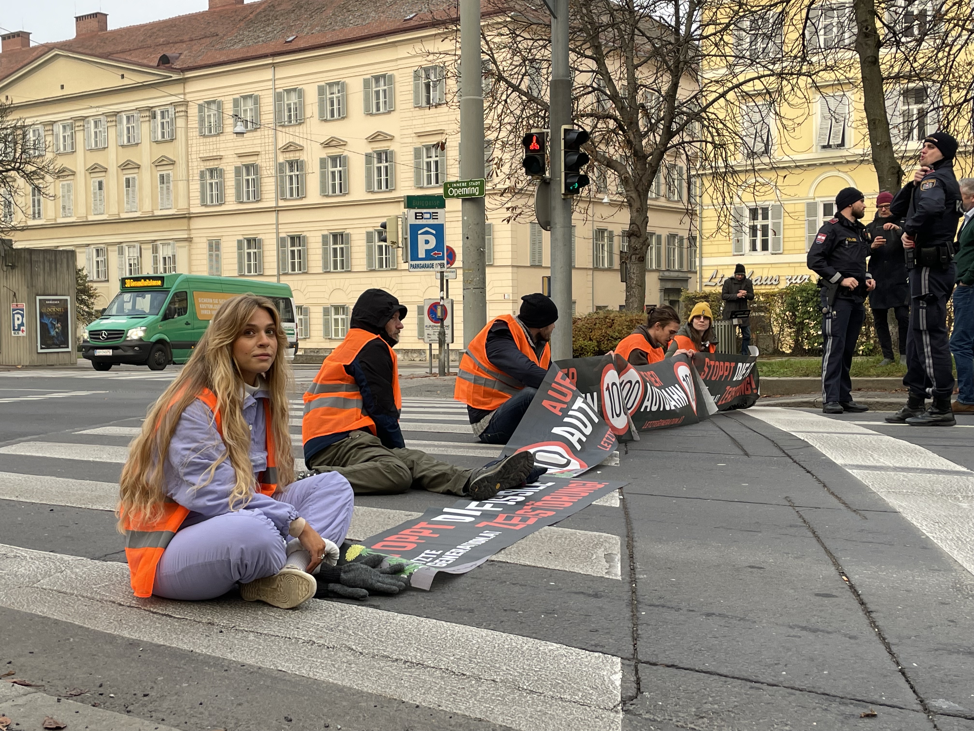 Klimaaktivisten kleben am Grazer Opernring