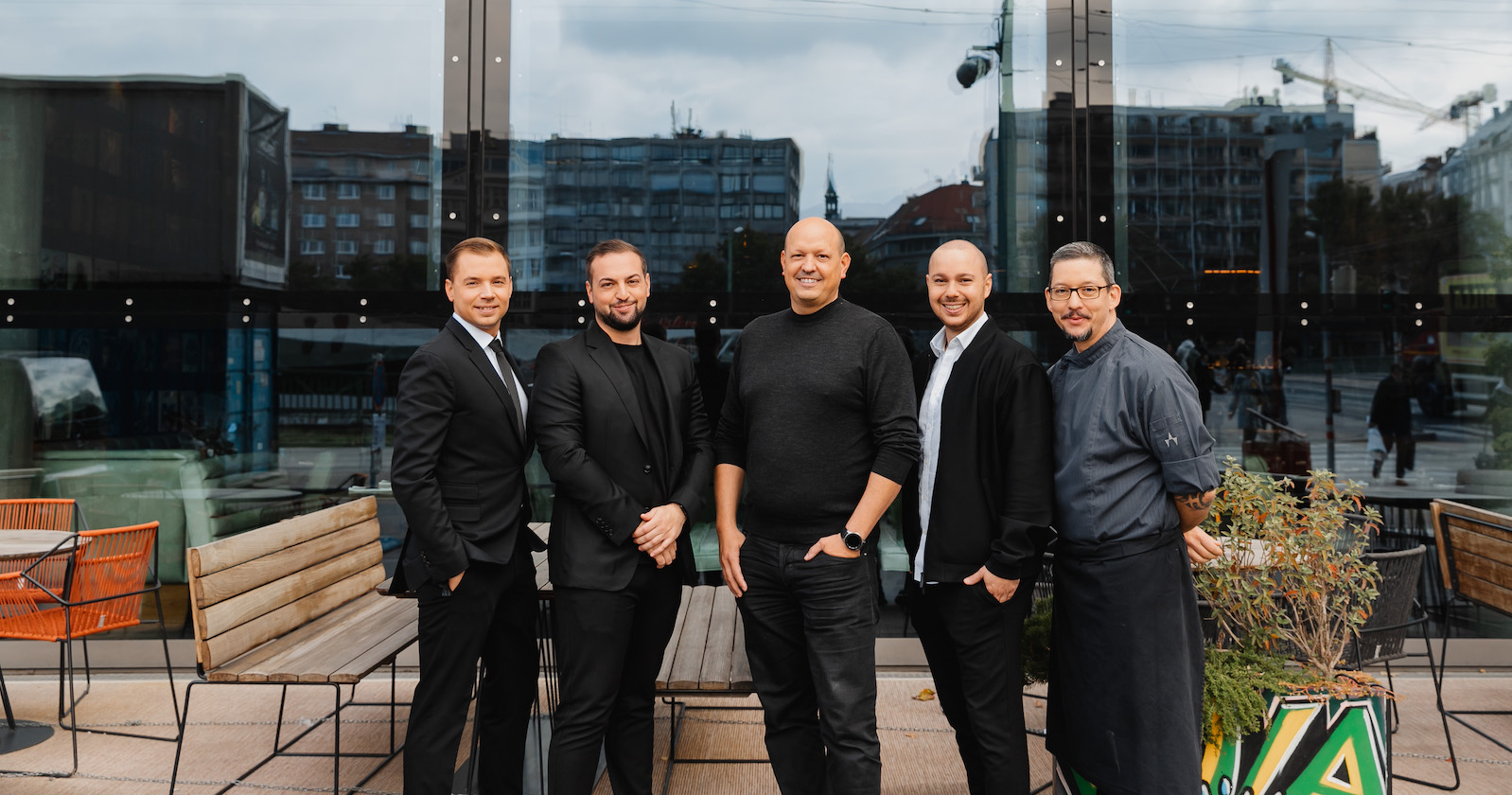 Restaurantteam steht vor dem Wiener Lokal Spelunke | Credit: Tim Walker