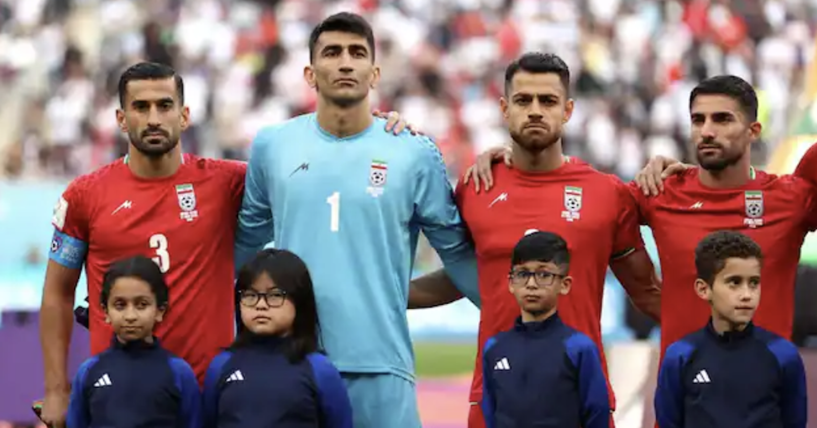 Vier Spieler und begleitende Kinder