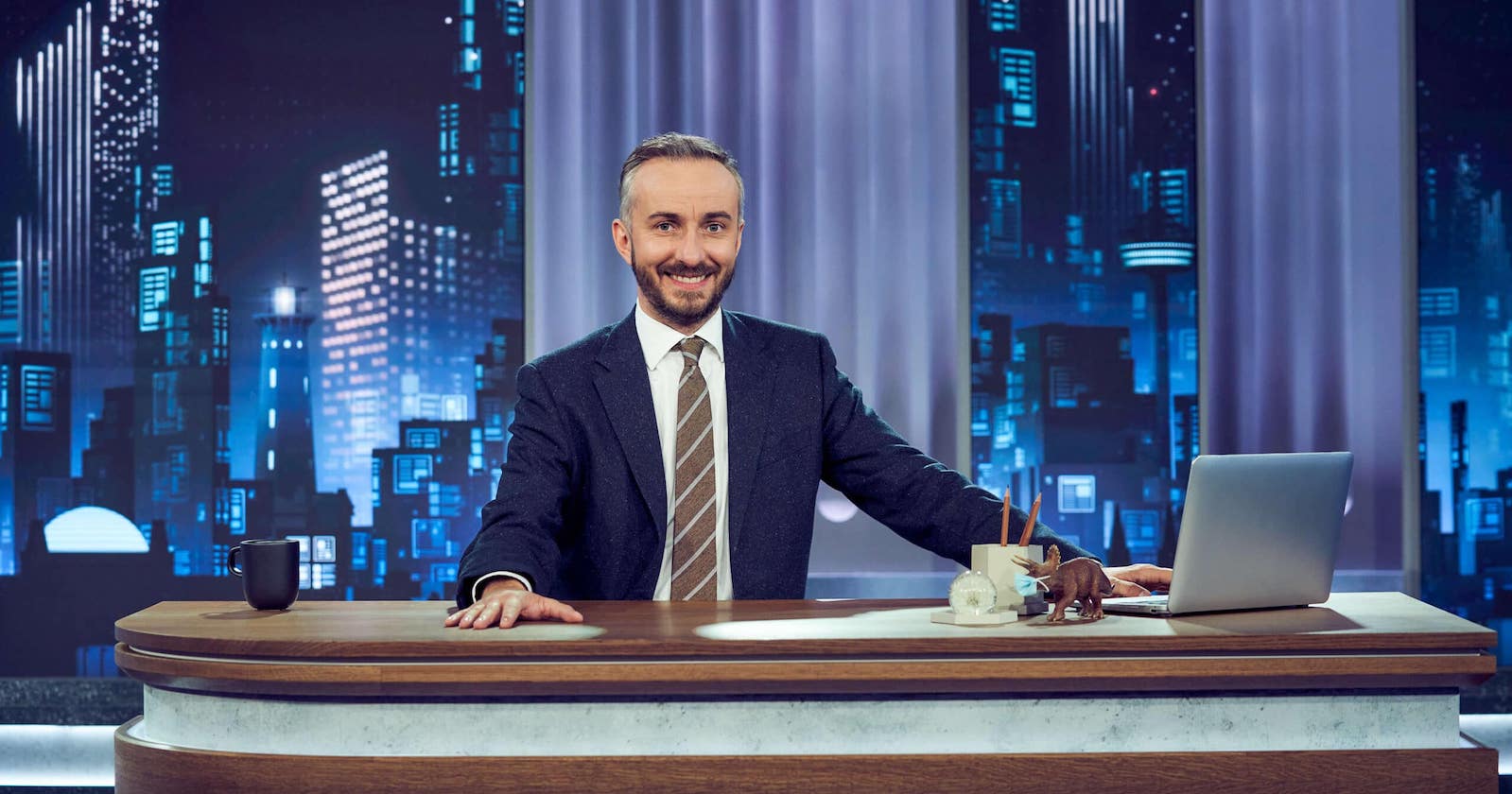 Porträt in der Show-Kulisse hinter dem Schreibtisch