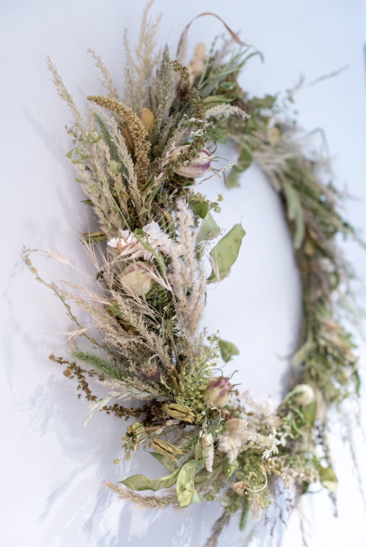 Türkranz mit Gräsern und Blüten