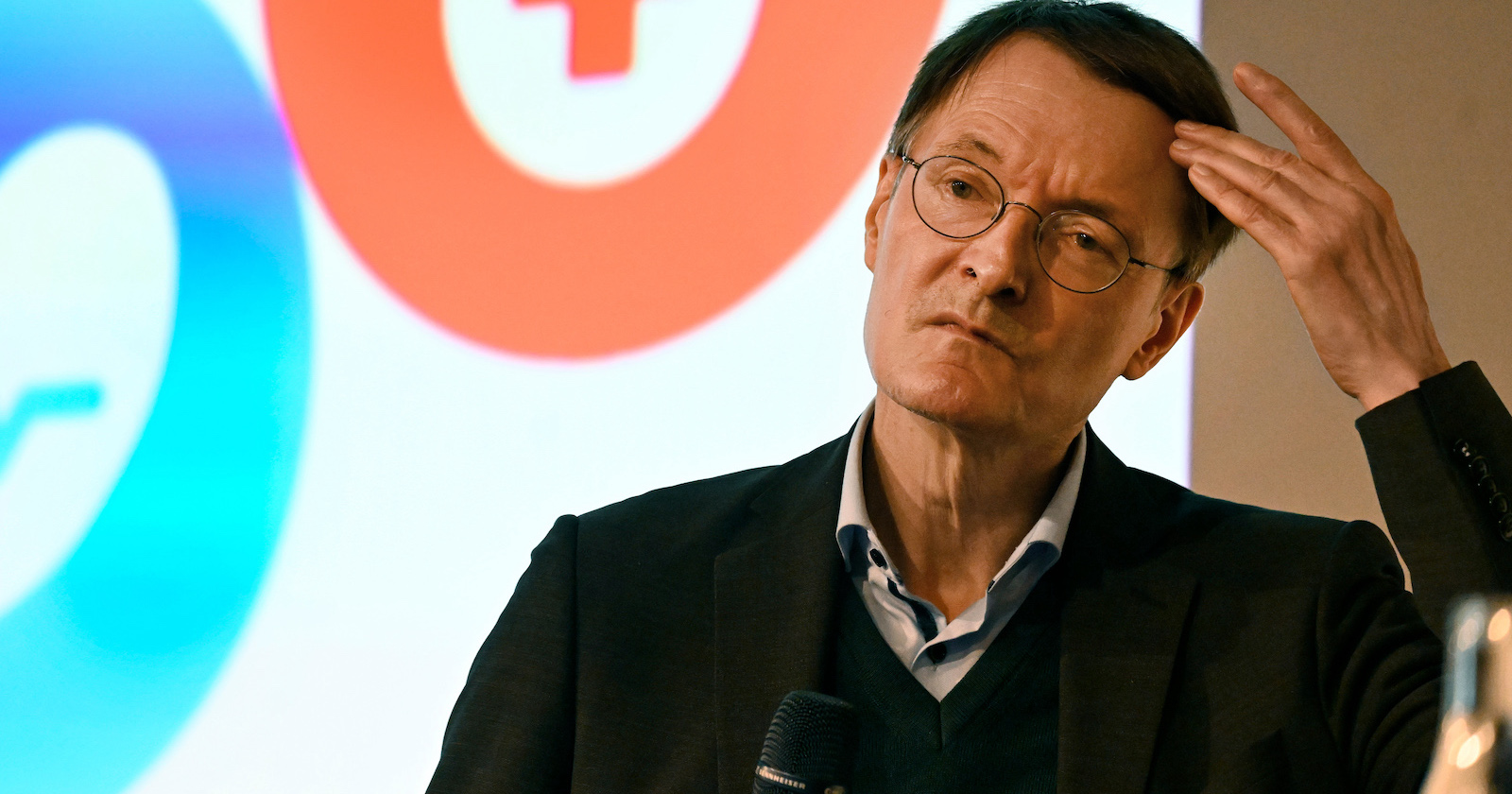 Porträt, Hand an der Schläfe