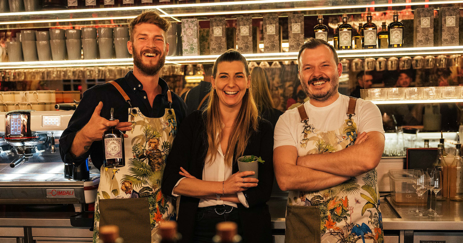 Dominik Riepl, Sarah Pflanzagl und Barkeeper Michael Kreuzer | Credit: Florence Stoiber