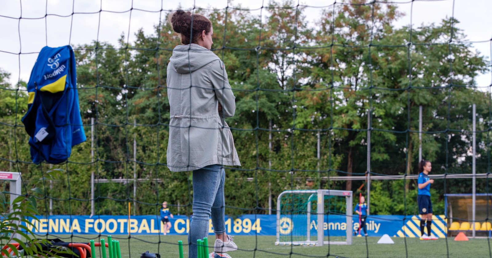 Nina Burger beobachtet ein Training der Vienna