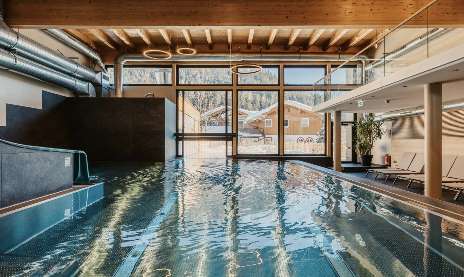 Indoospool mit Blick nach draußen.