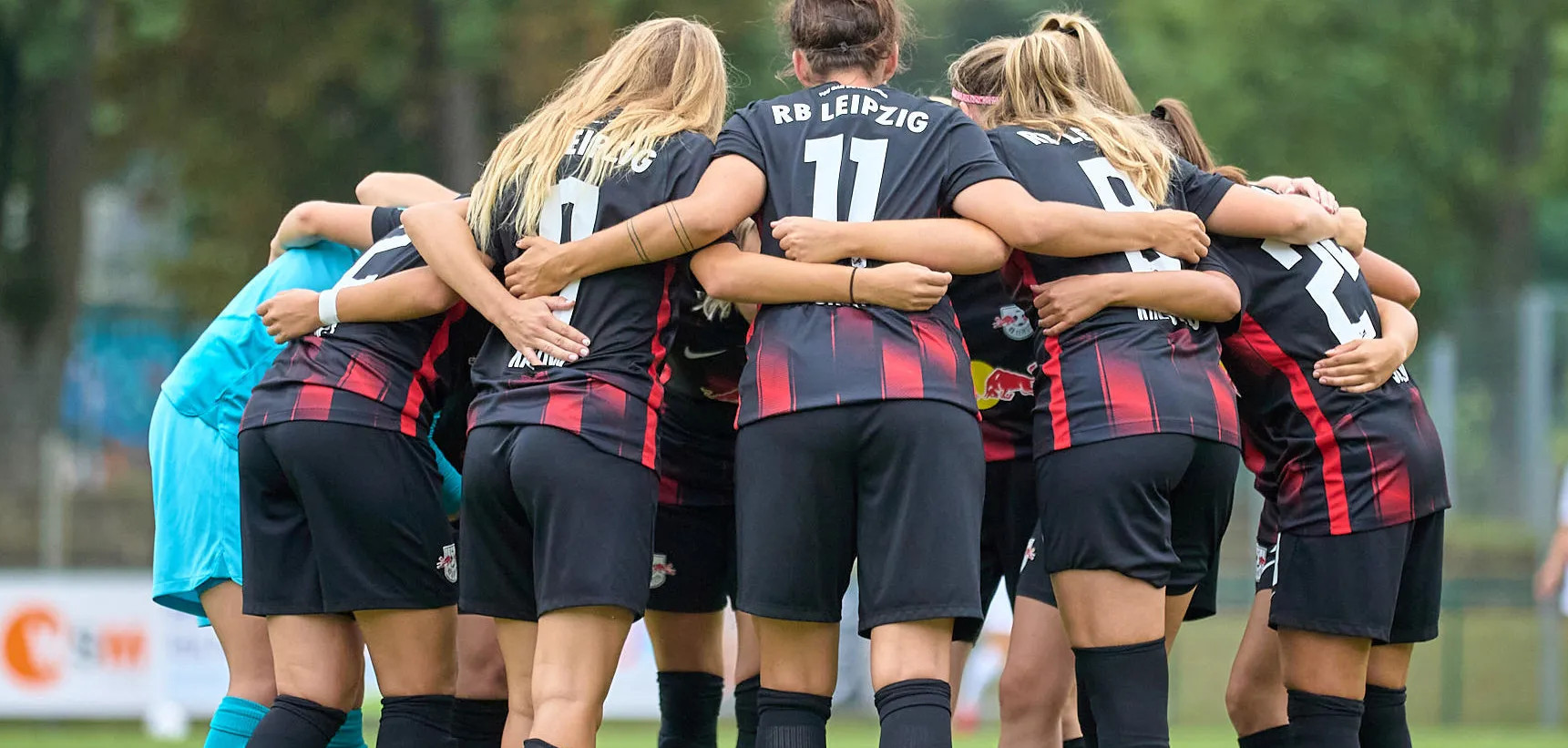 Damenteam von RB Leipzig formt einen Mannschaftskreis
