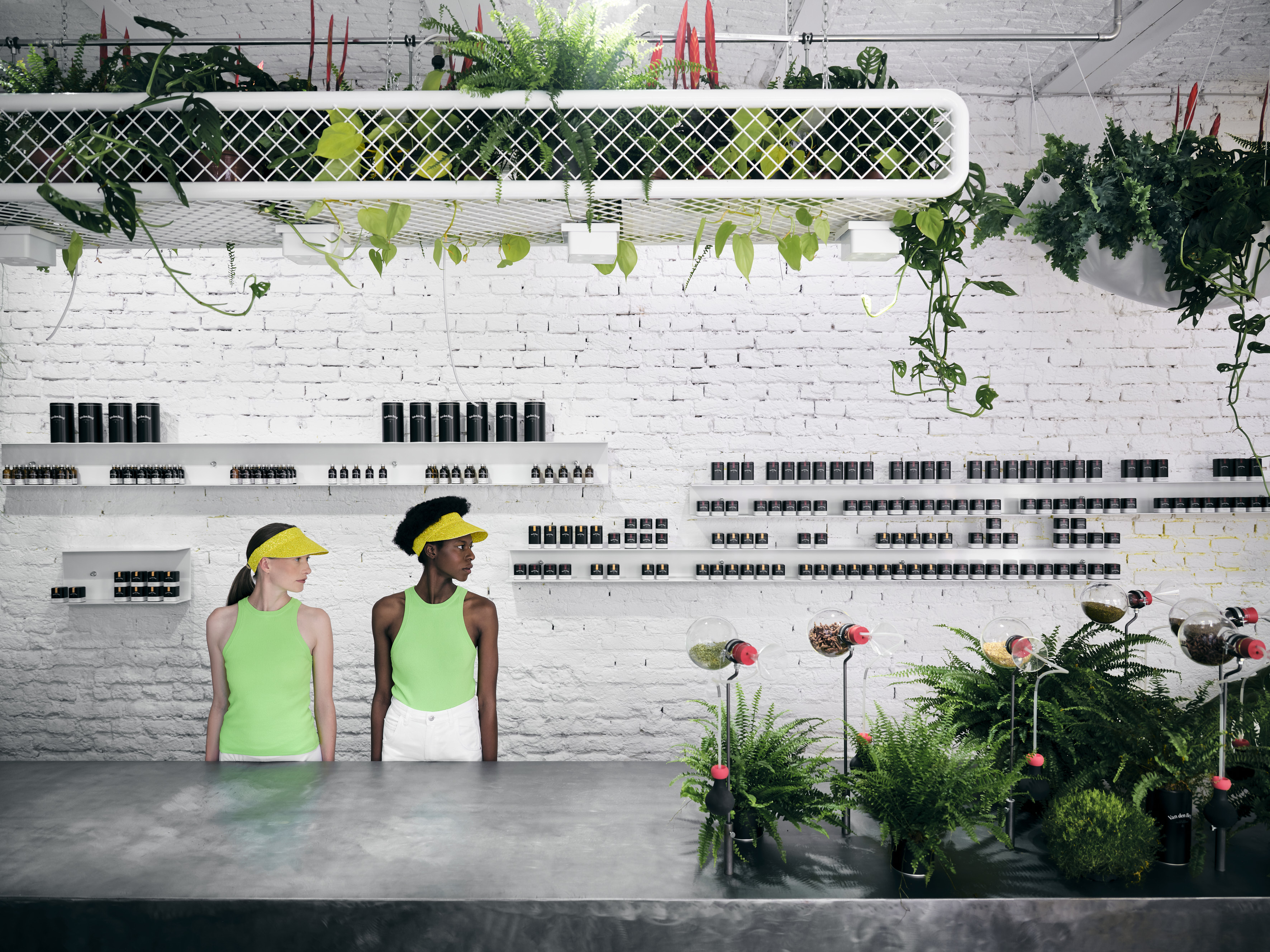 Zwei Frauen im Gewürzladen