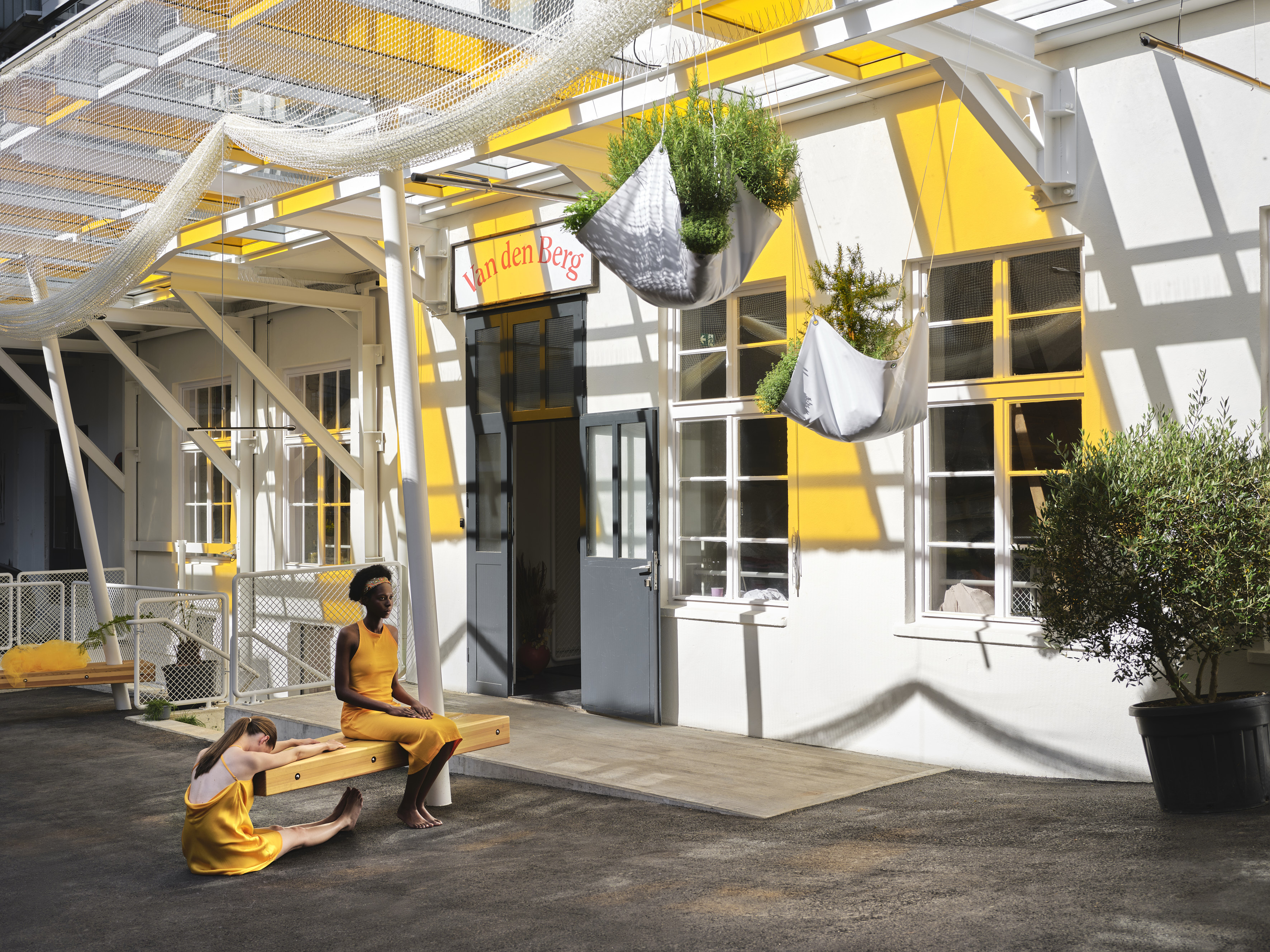 Frauen vor dem neuen Geschäft