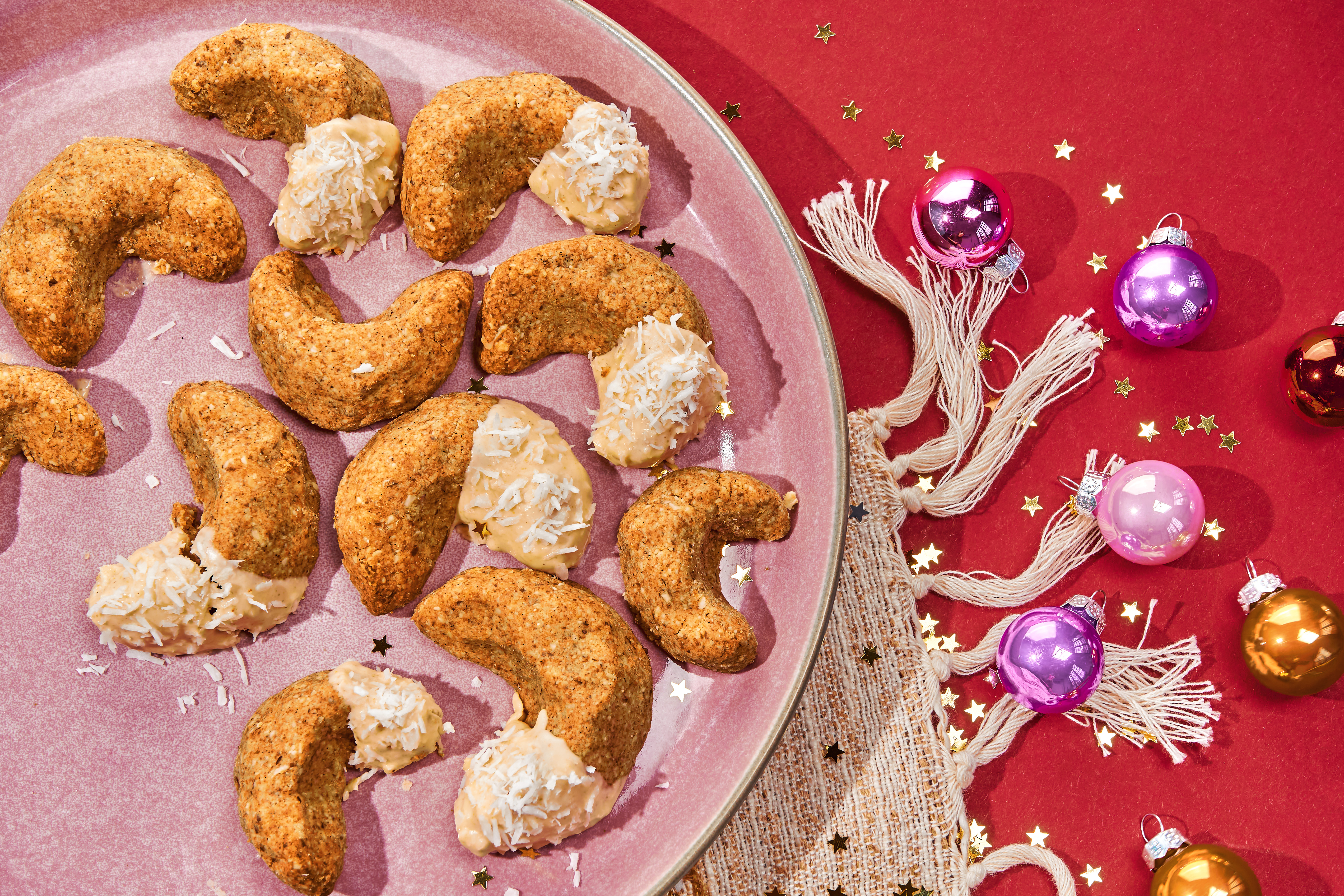 Vegane Vanillekipferl mit weißer Schokolade und Kokosflocken