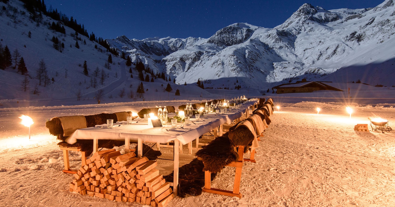 Gedeckte Tafel bei Vollmond im Freien und im Schnee. | Credit: Gasteinertal Tourismus/Marktl Photography