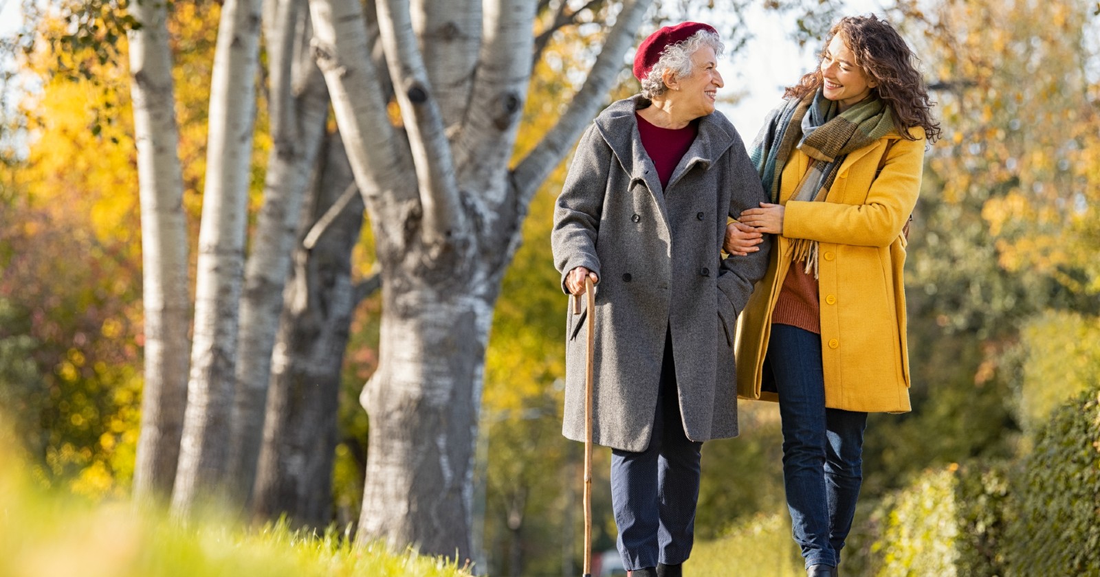 Senioren und Pflegerin bei einem Spaziergang | Credit: iStock.com/Ridofranz