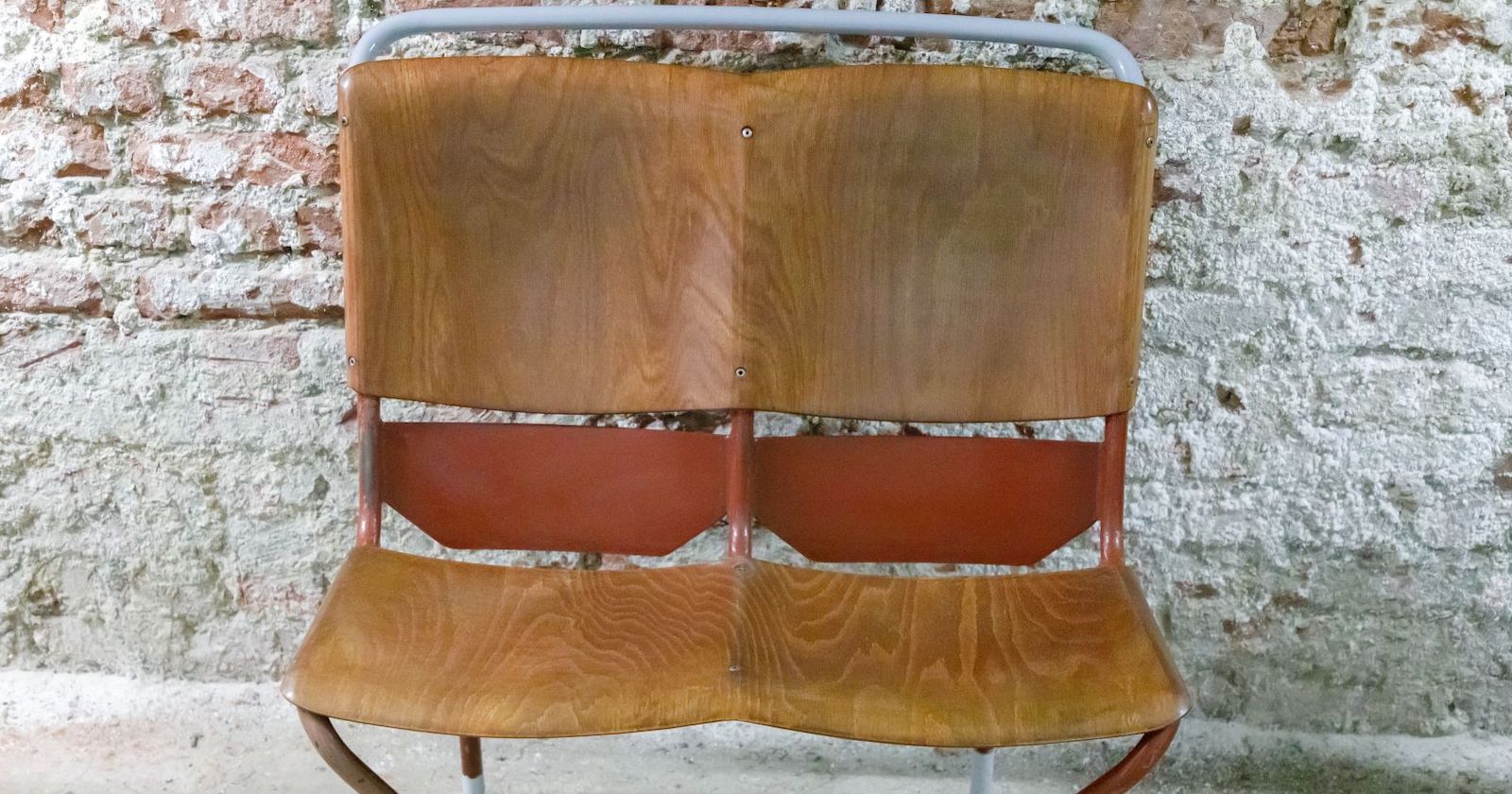 Straßenbahn-Sessel vor einer Ziegelwand | Credit: Wiener Linien