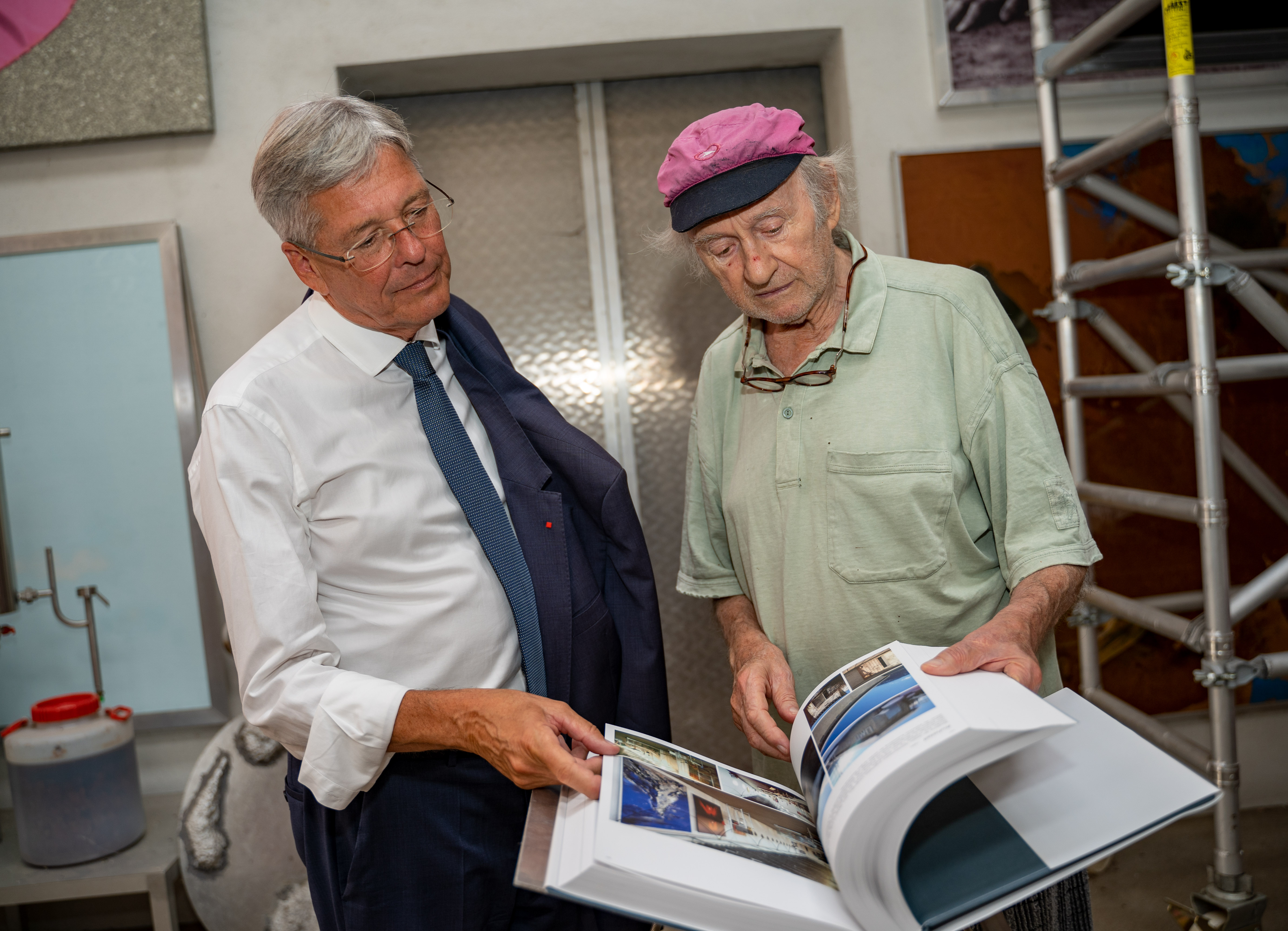Landeshauptmann Peter Kaiser mit Künstler Cornelius Kolig