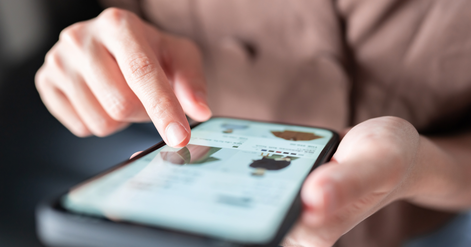 Frau kauft im Web-Shop | Credit: iStock.com/oatawa