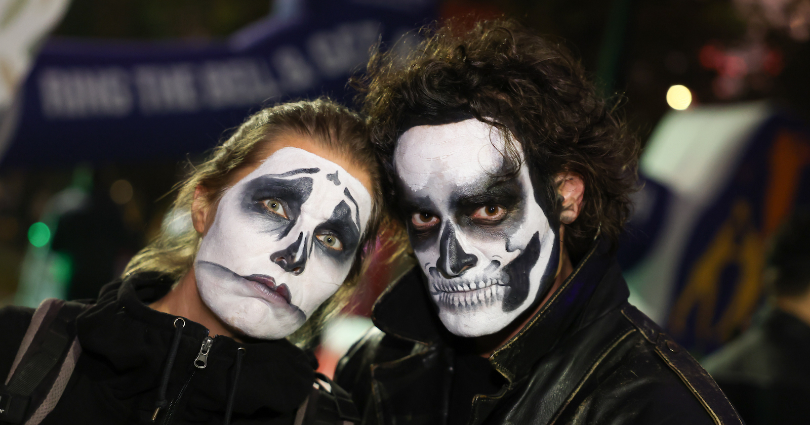 Mann und Frau mit Halloween-Schminke im Gesicht | Credit: Katharina Schiffl