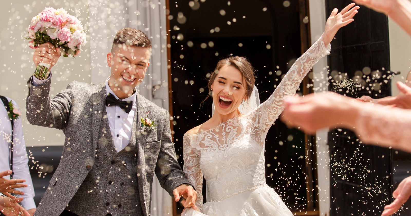 Braut und Bräutigam werden mit Reis beworfen | Credit: iStock.com/kkshepel