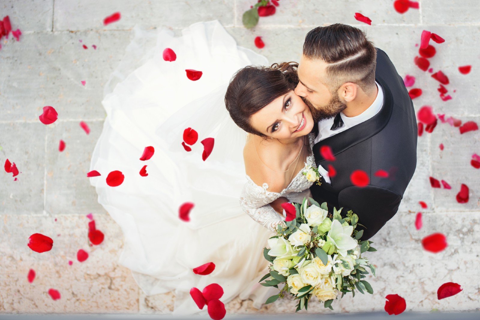 Hochzeitspaar tanzt mit Rosen-Regen | Credit: iStock.com/FotografieLink