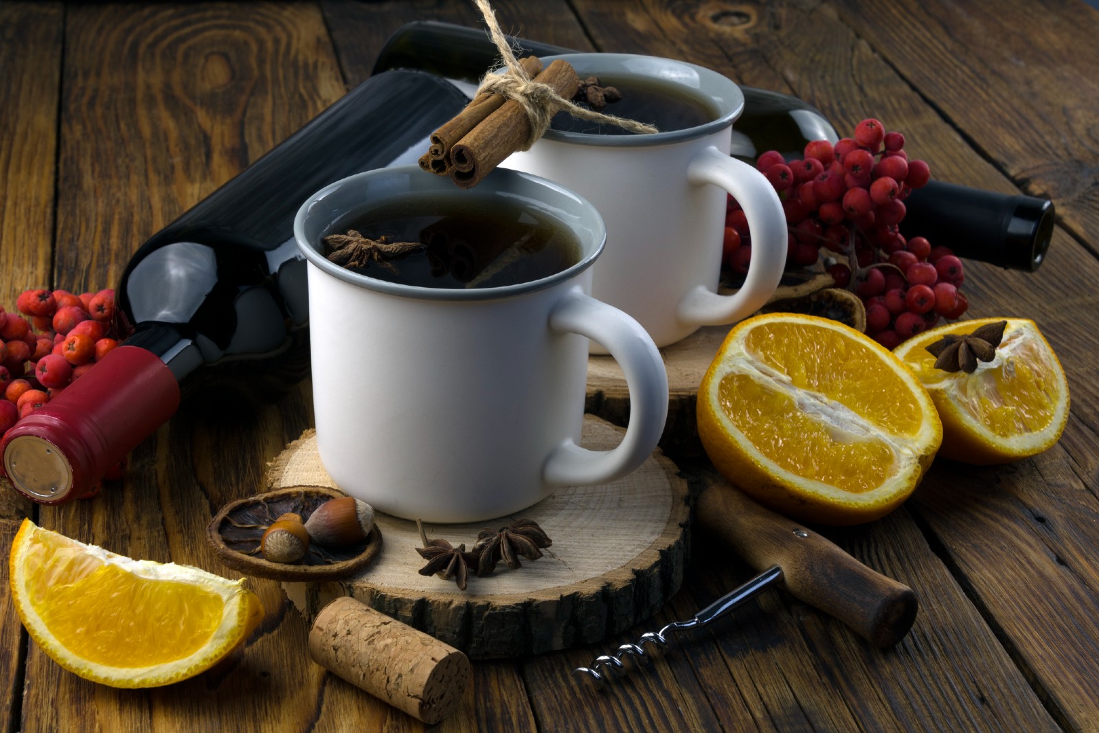 Eine Tasse mit Glühwein steht auf einem Holz-Untersetzer | Credit: iStock.com/Dmitry Fomichev