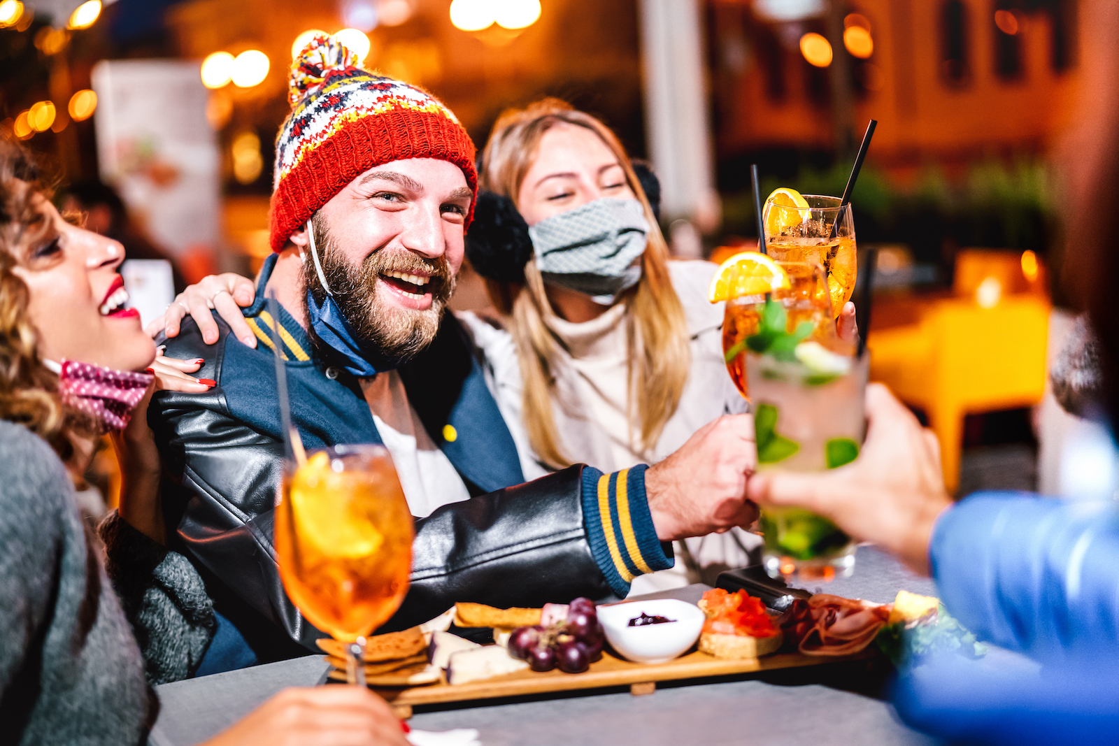 Junge Menschen feiern beim Après-Ski. | Credit: iStock.com/ViewApart