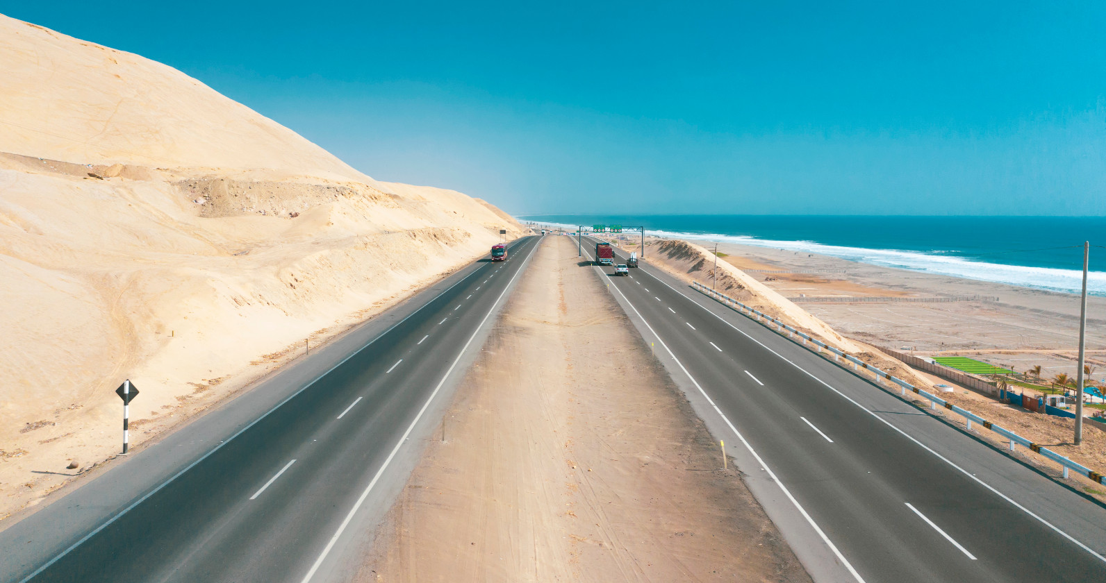 Fernstraße Panamericana an der Küste | Credit: iStock.com/Rommel Gonzalez