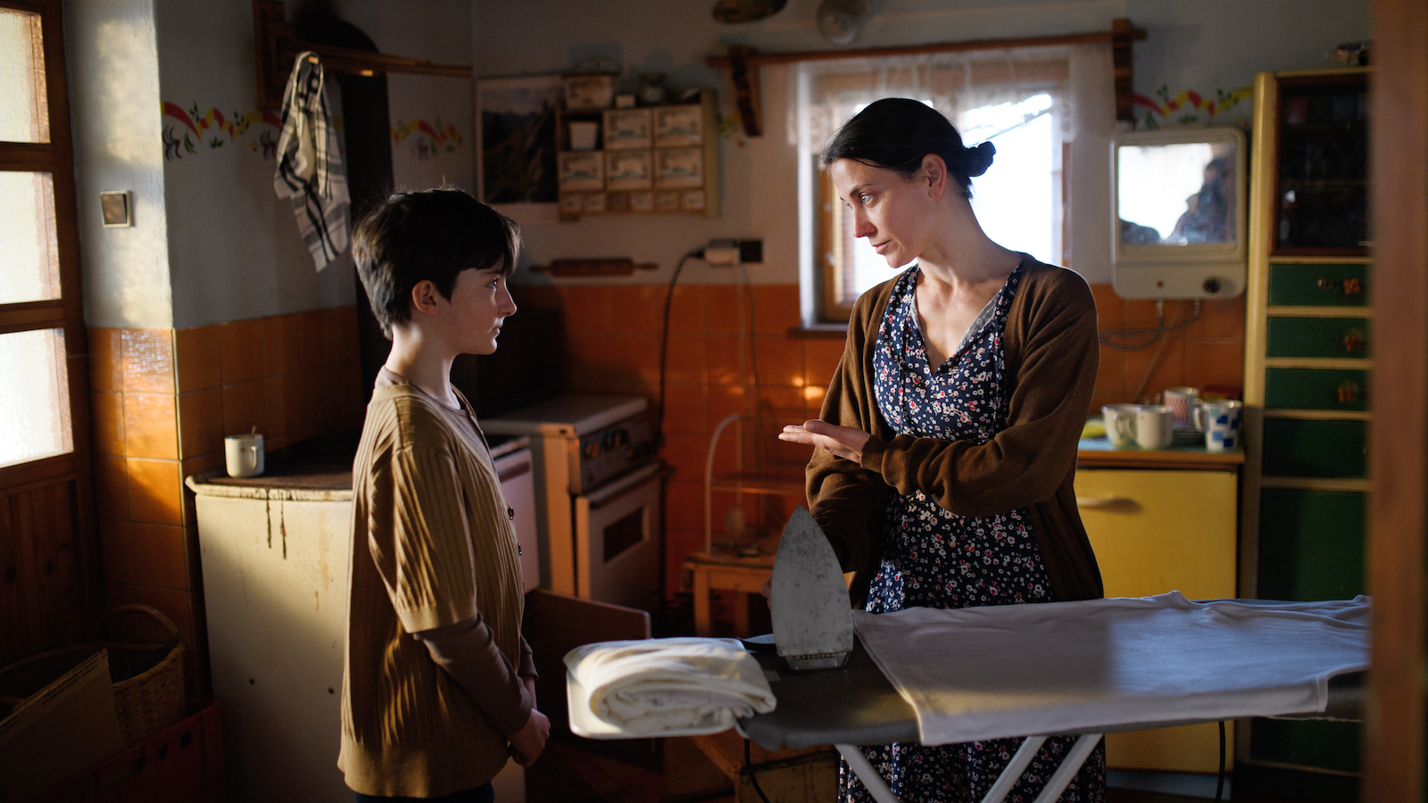 Mutter und Sohne an Armutsgrenze. | Credit: iStock.com/Halfpoint