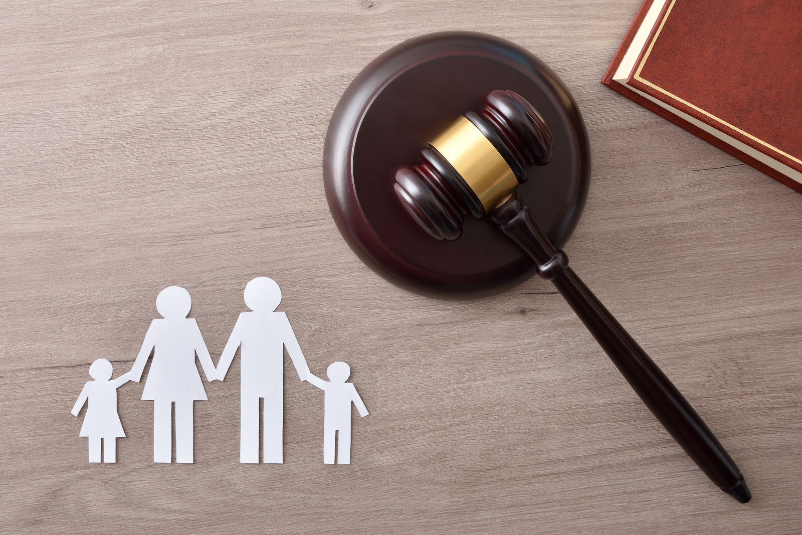 Familie aus Papier und Hammer | Credit: iStock.com/Davizro