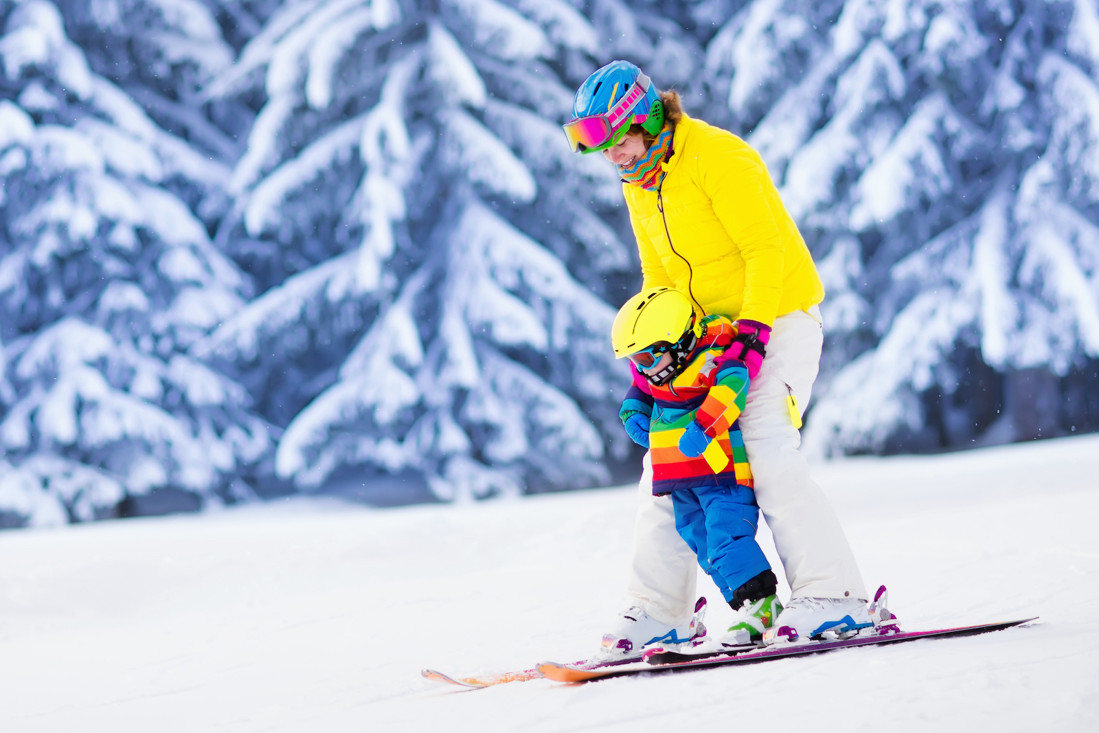 Mutter lernt Kind Skifahren | Credit: iStock.com/FamVeld