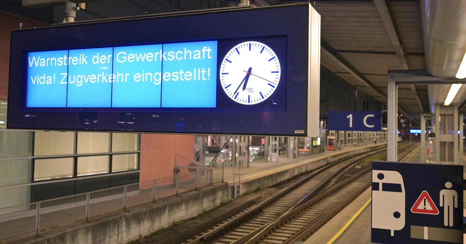 Anzeigetafel am Linzer Bahnhof: &quot;Warnstreik der Gewerkschaft vida! Zugverkehr eingestellt!&quot;