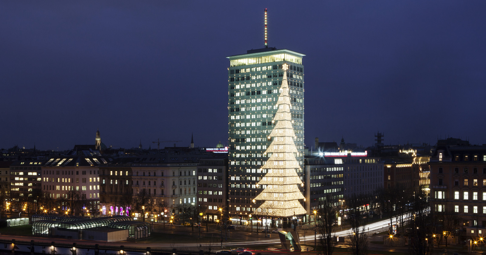 Beleuchteter Ringturm im Advent | Credit: Alex Halada/picturedesk.com