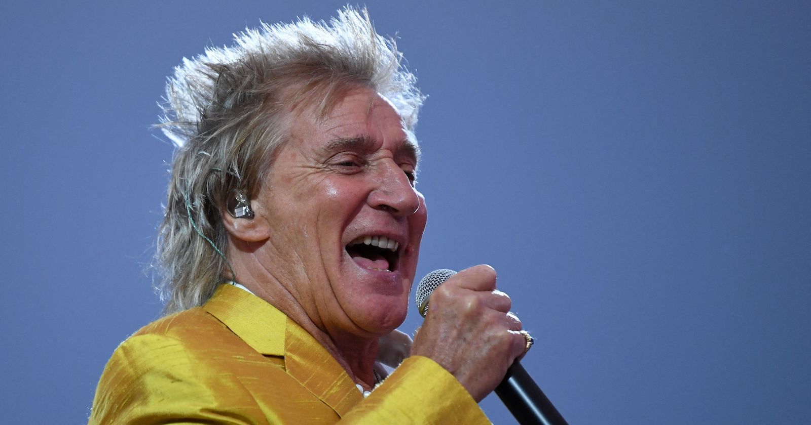 Rod Stewart singt in einem gelben Anzug | Credit:  DANIEL LEAL/AFP/picturedesk.com