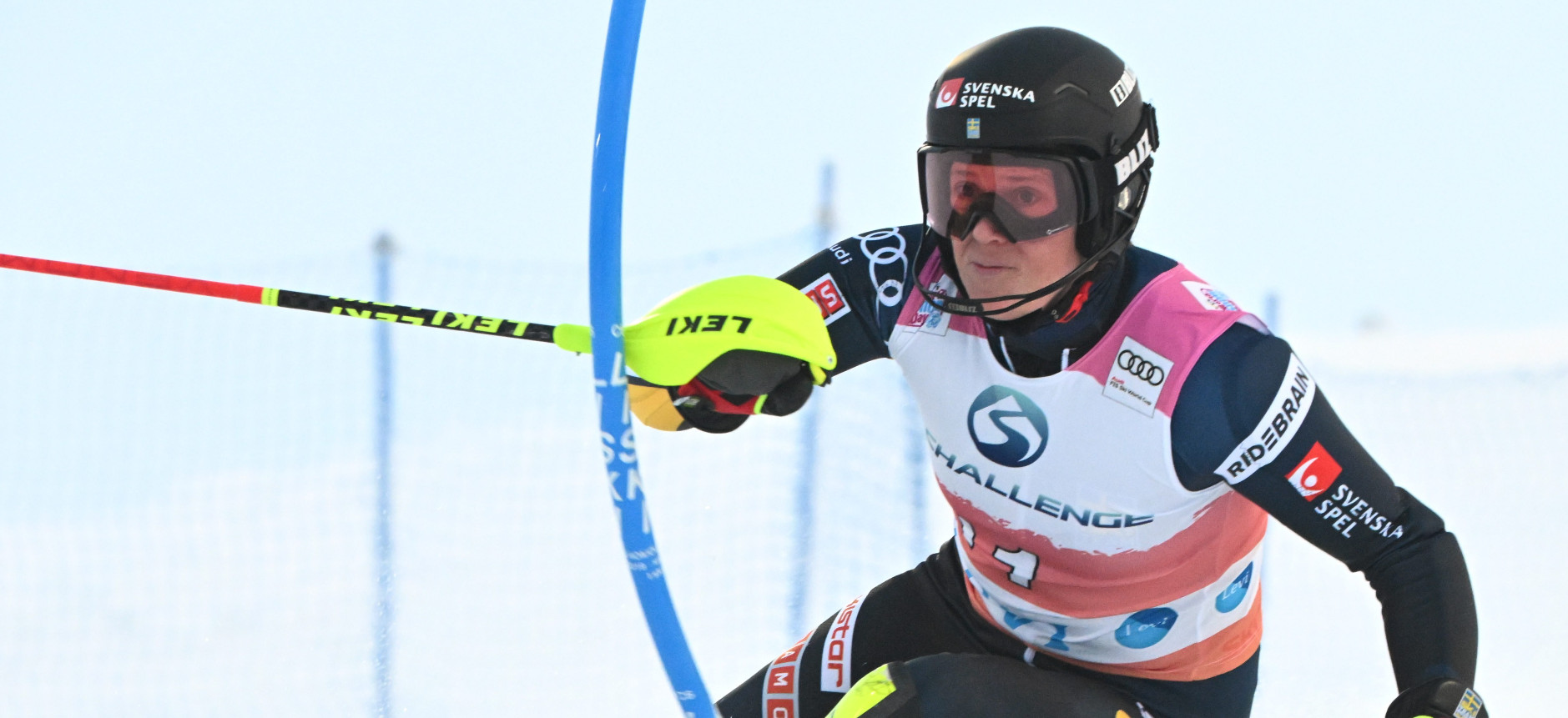 Sara Hector kickt Slalomstange weg. | Credit:  Jnu / Lehtikuva / picturedesk.com