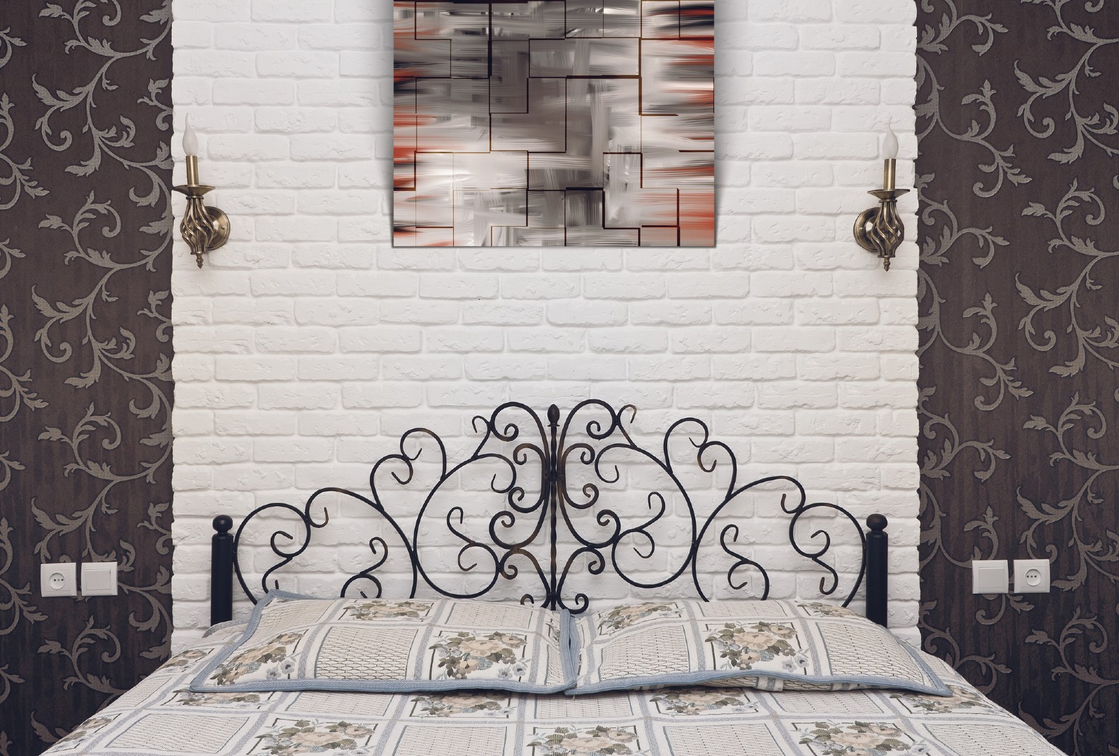 Schwarzes Metallbett steht vor einer hellen Wand | Credit: iStock.com/eranicle