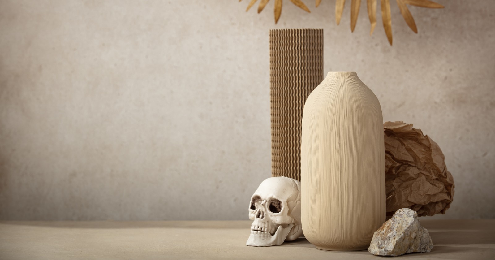 Totenkopf steht neben einer Vase und einem Stein | Credit: iStock.com/klenova