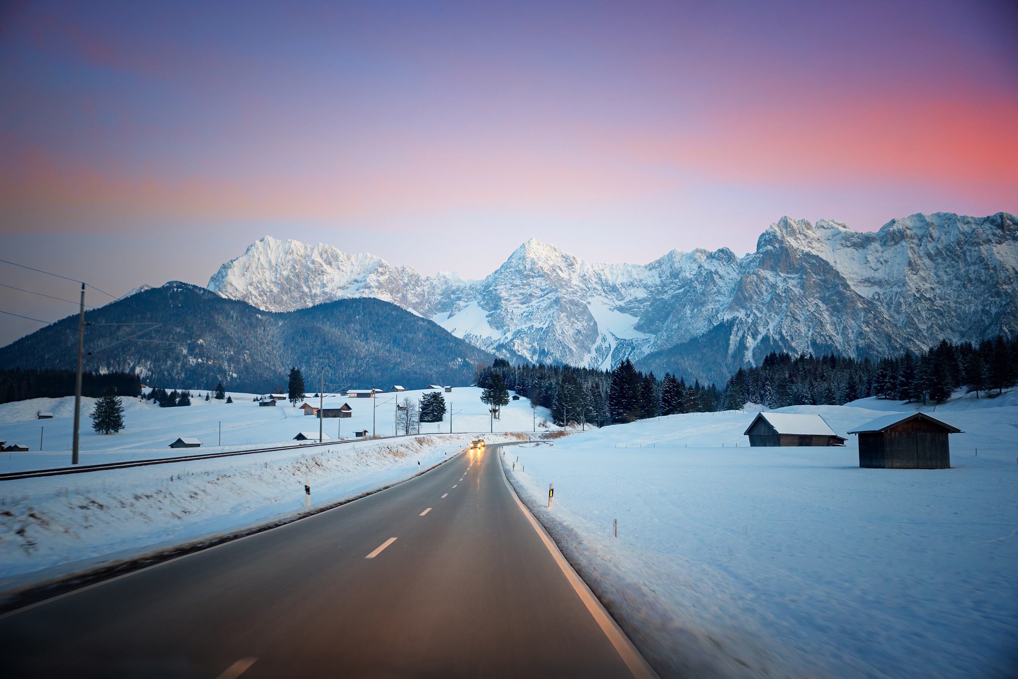 Deutsche Alpenstraße mit Sicht auf die Berge. | Credit: Adobe Stock