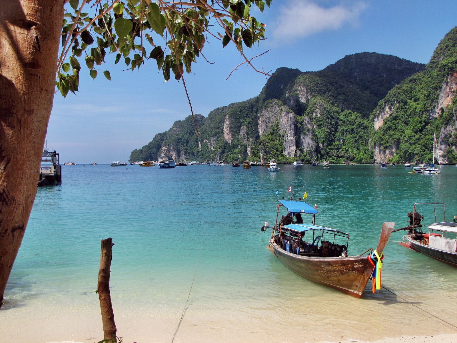 Meer, Strand und Boot in Thailand