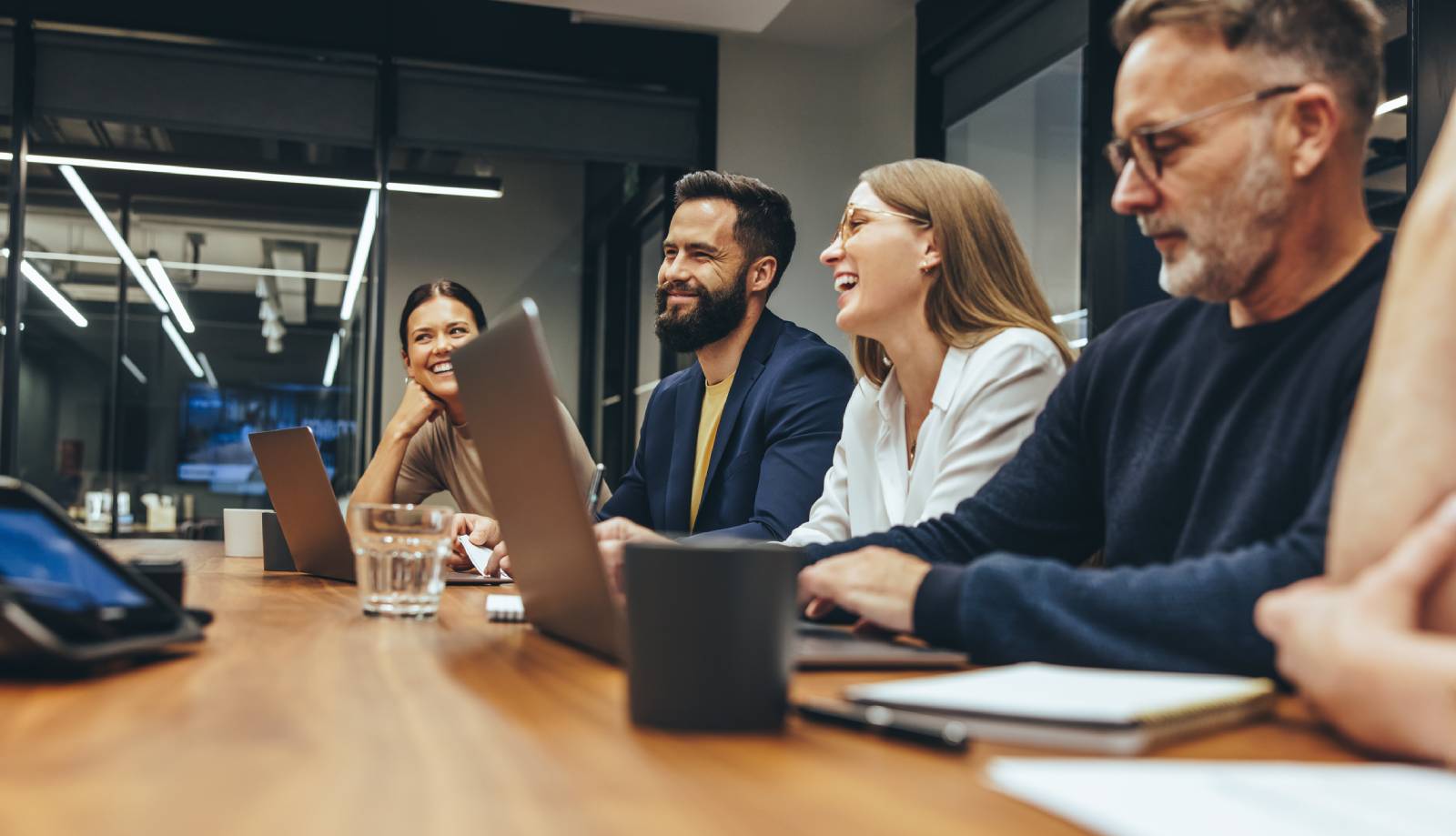 Frauen und Männer beim Teamwork im Konferenzzimmer | Credit: iStock.com/jacoblund