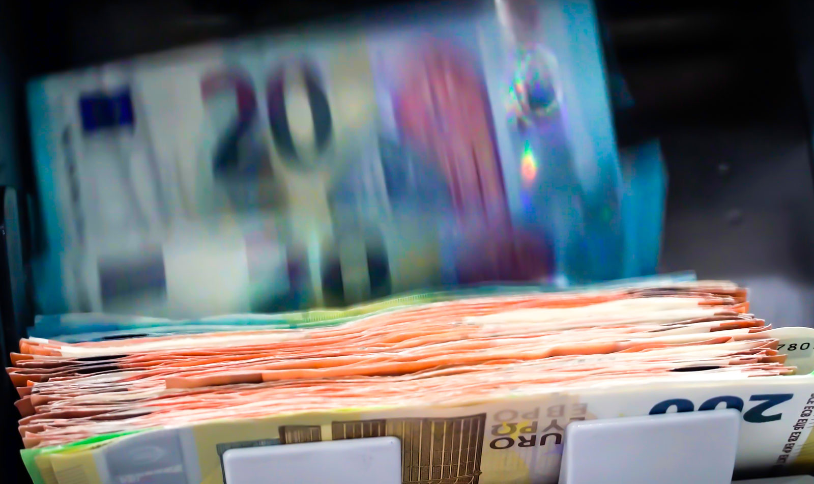 Geldzählmaschine | Credit: iStock.com/idil toffolo