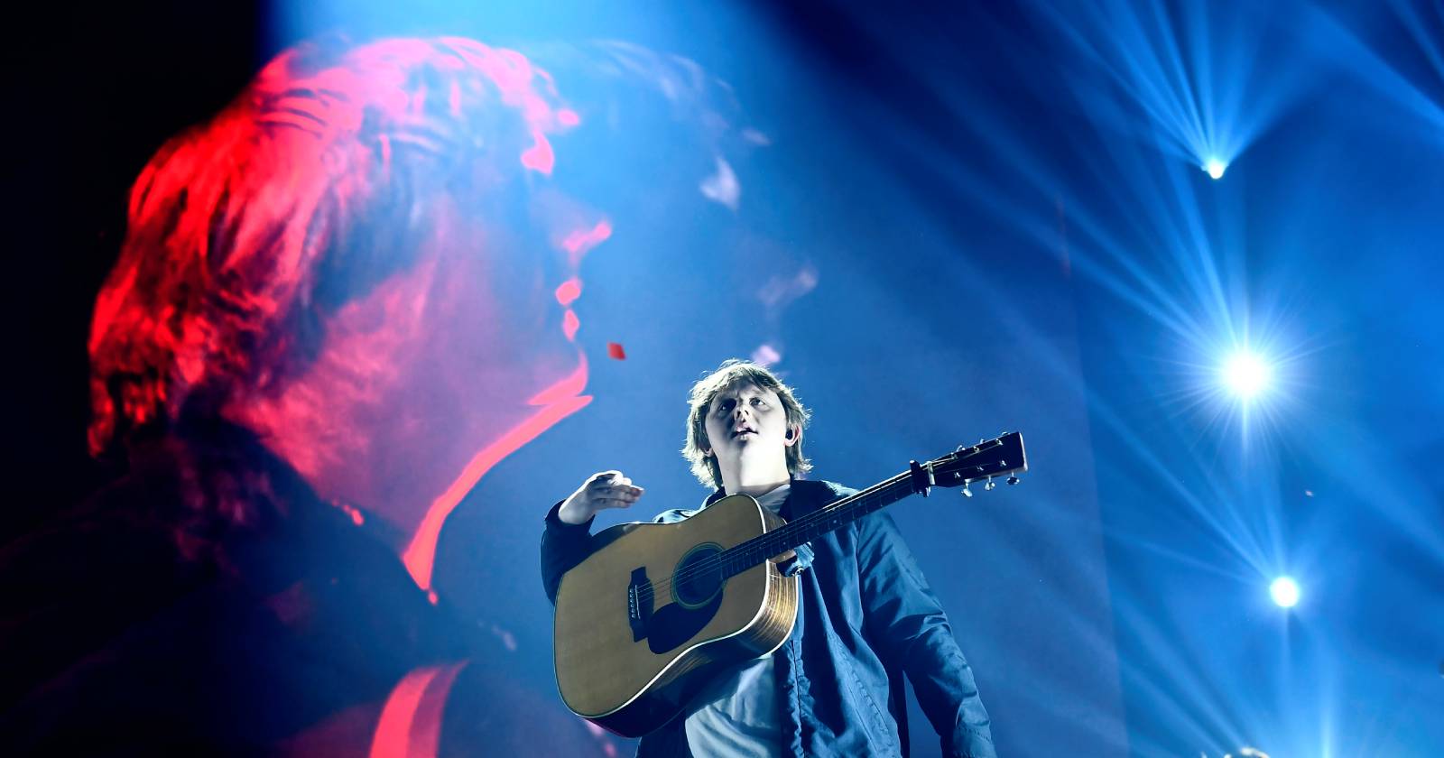 Lewis Capaldi bei einem Konzert auf der Bühne | Credit: Awais Butt / Camera Press / picturedesk.com