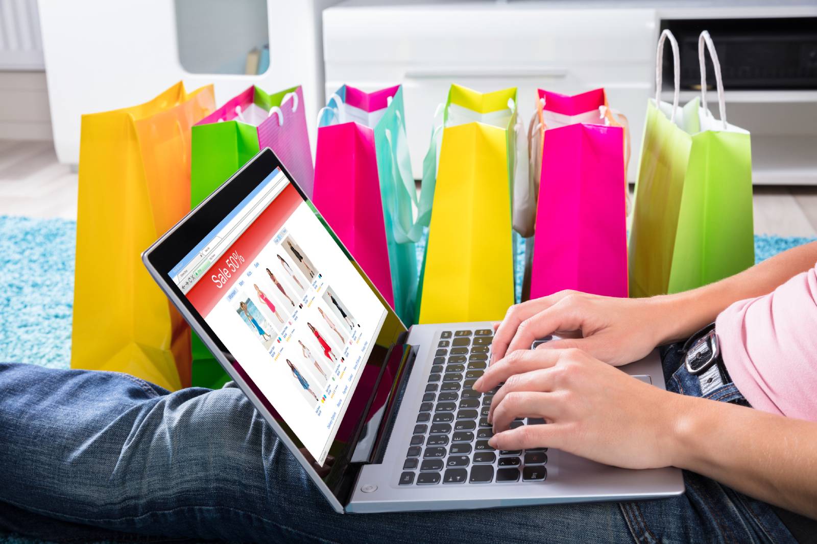 Frau beim Online Shopping | Credit: iStock.com/AndreyPopov