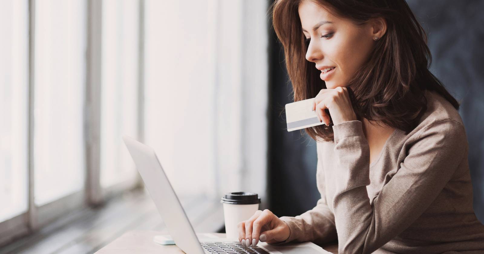 Frau beim Online Shopping | Credit: iStock.com/Poike