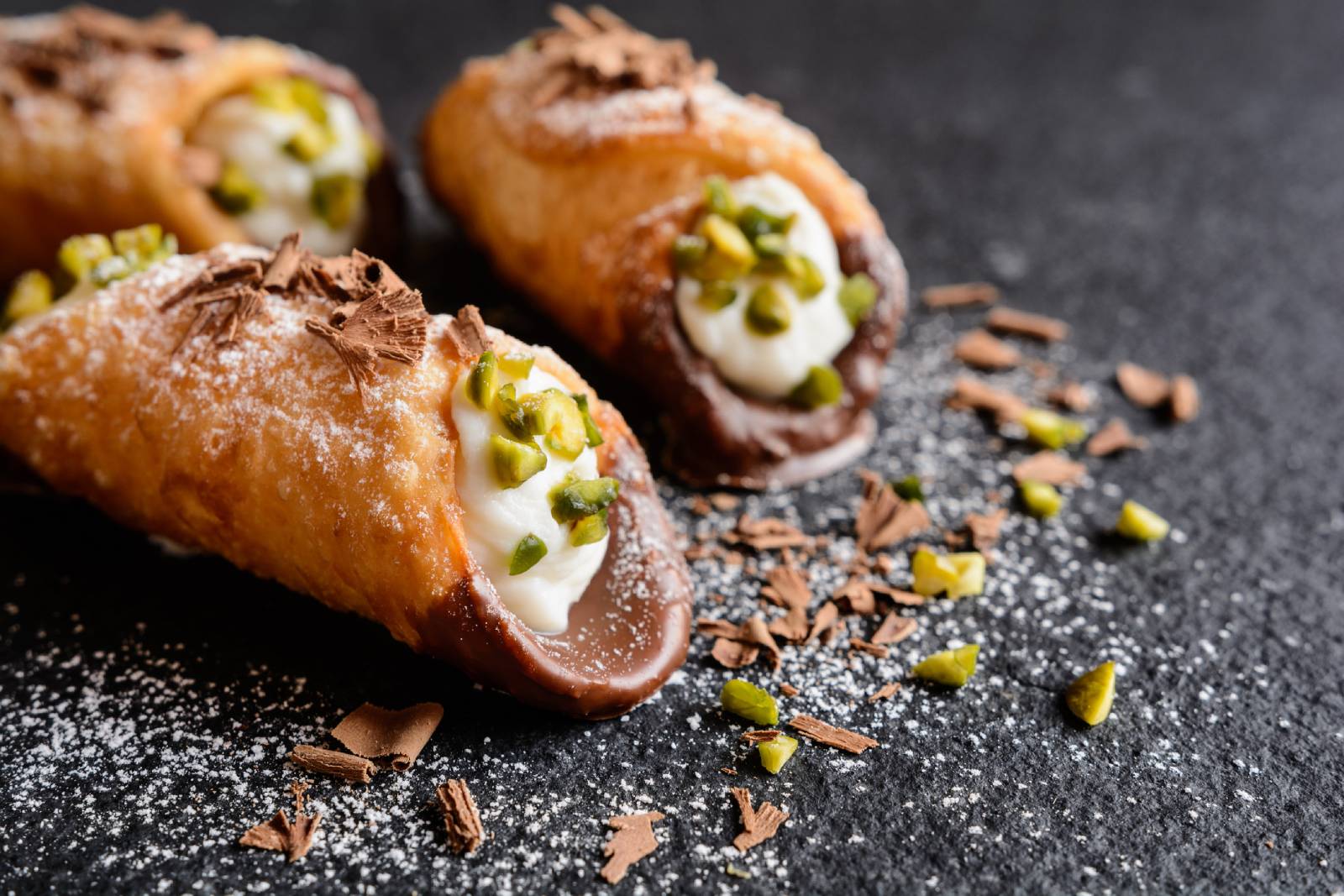 Tablett mit frischen Cannoli | Credit: iStock.com/NoirChocolate