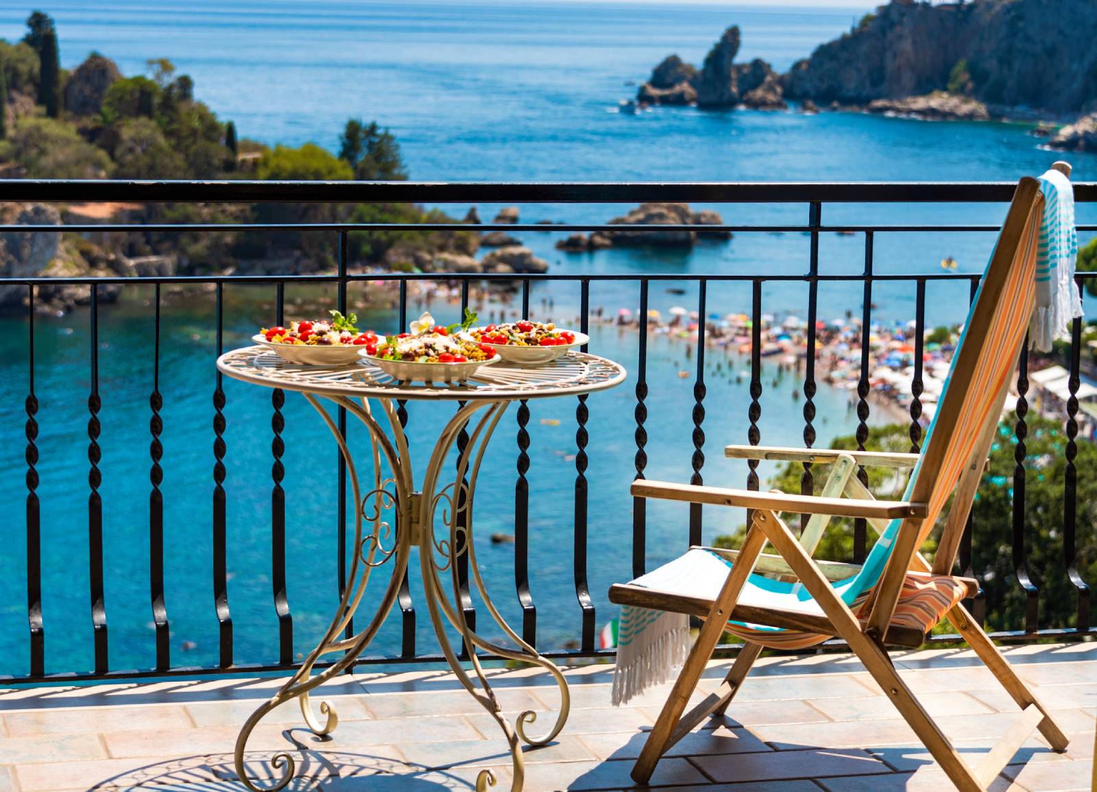 Terrasse mit Blick auf das offene Meer | Credit: iStock.com/VanSky