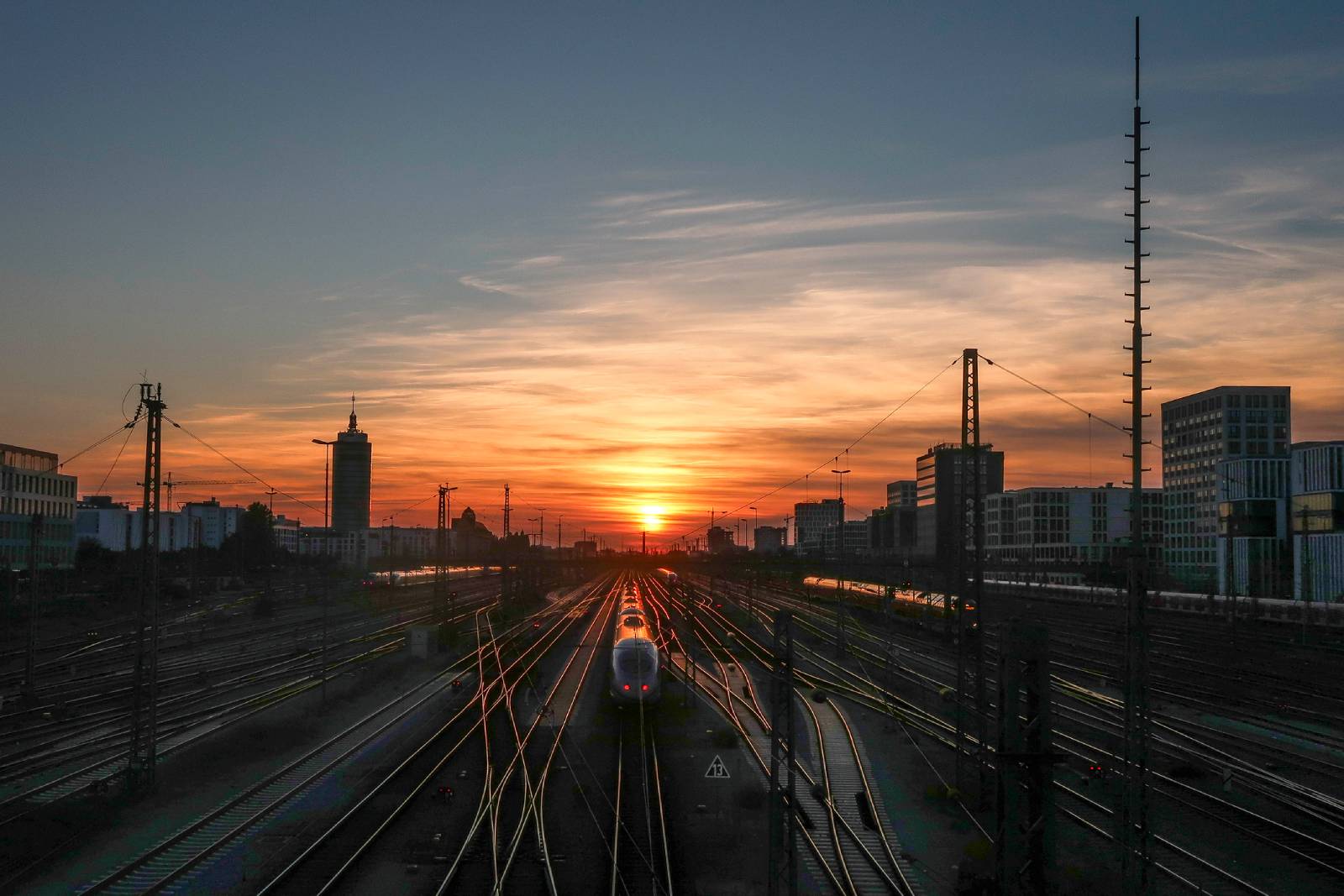 Bahnhof bei Sonnenuntergang | Credit: iStock.com/christianchen