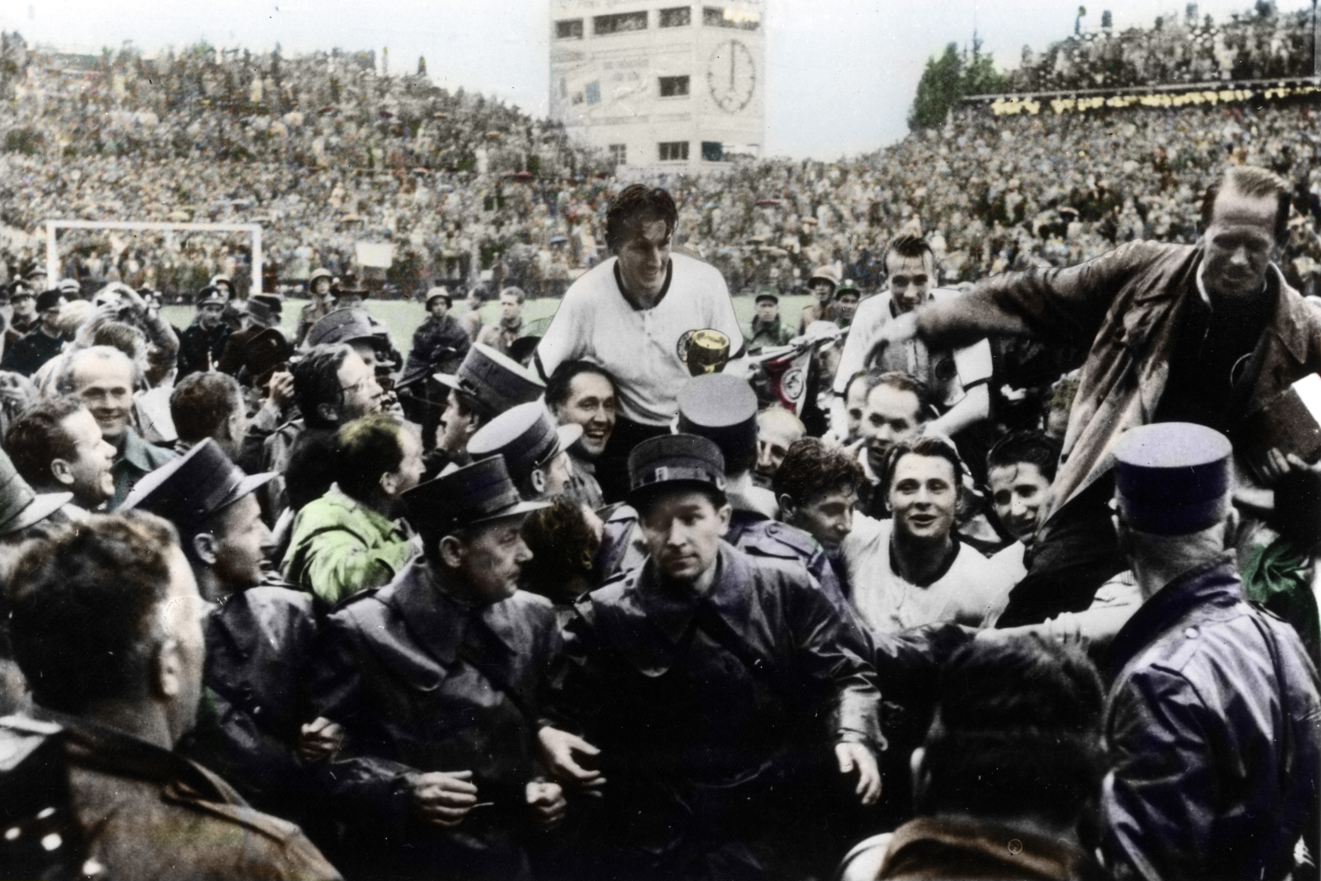 Fritz Walter mit der WM-Trophäe im Berner Wankdorf-Stadion