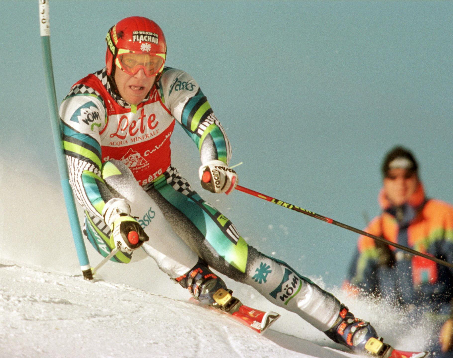 Hermann Maier während des Rennens mit fokussiertem Blick