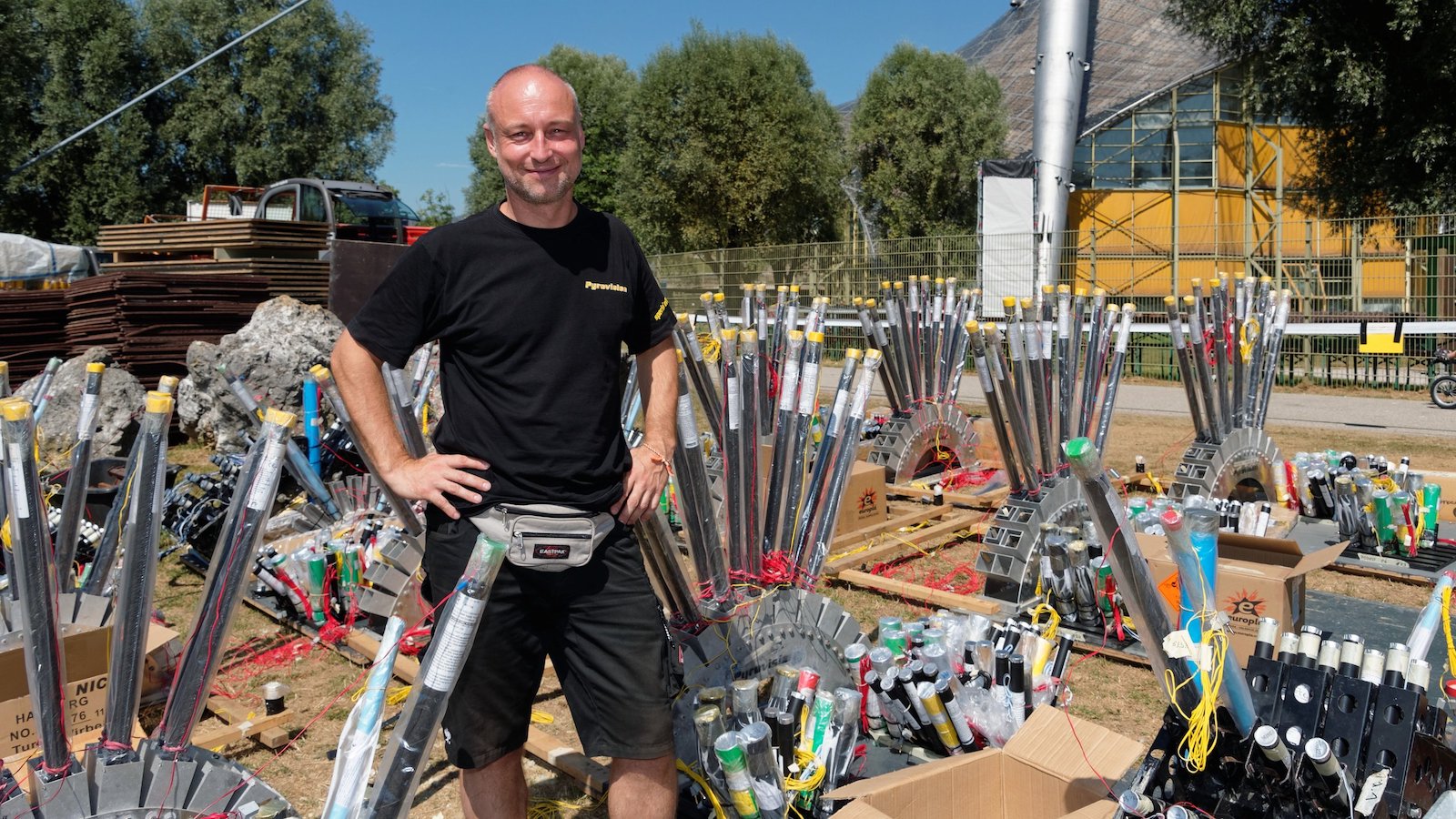 Pyrotechniker Christian Czech beim Aufbau eines Feuerwerks. | Credit: Foto Swoboda